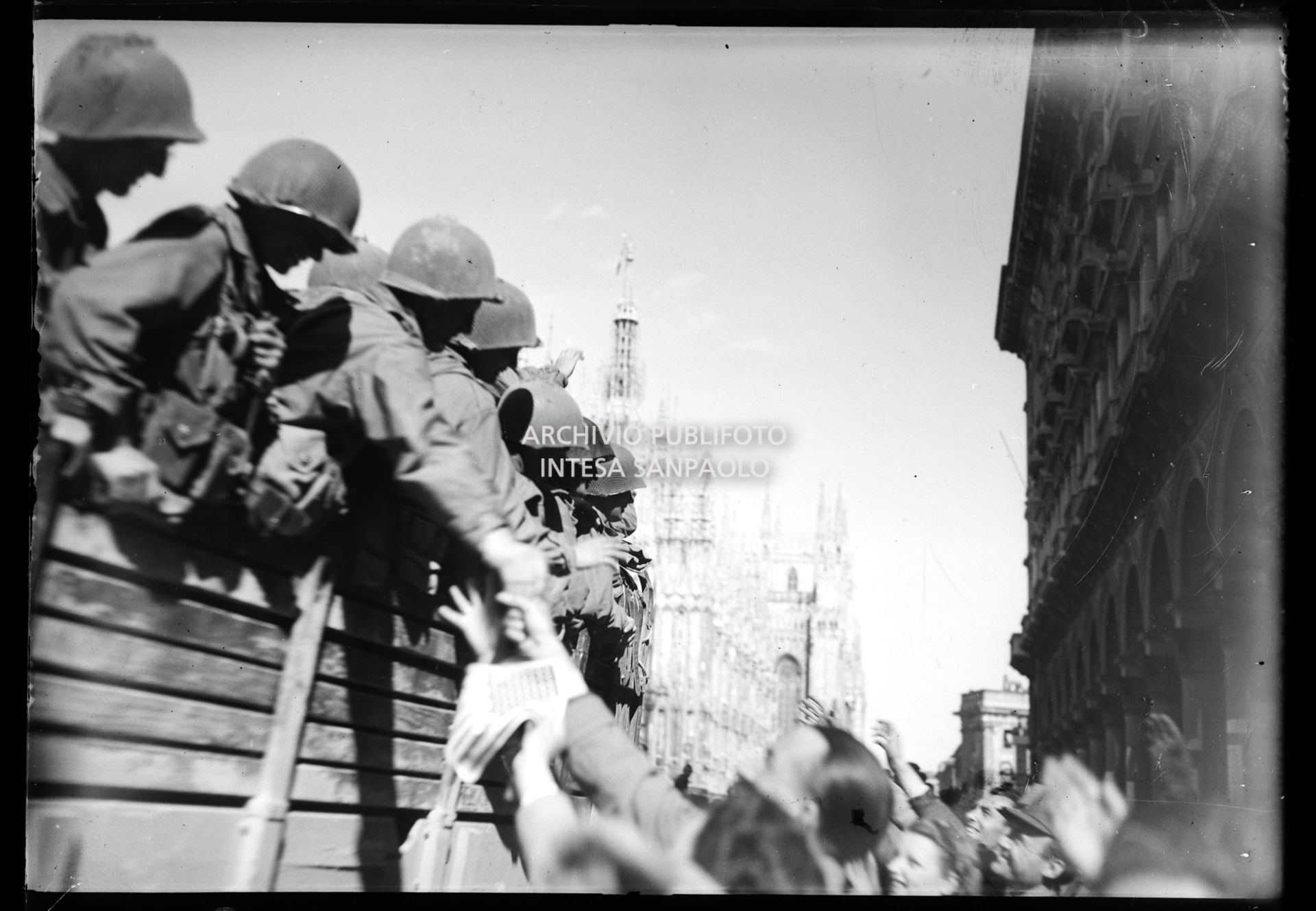La folla festante accoglie le truppe americane in piazza del Duomo entrate trionfalmente a Milano nella settima giornata di insurrezione generale