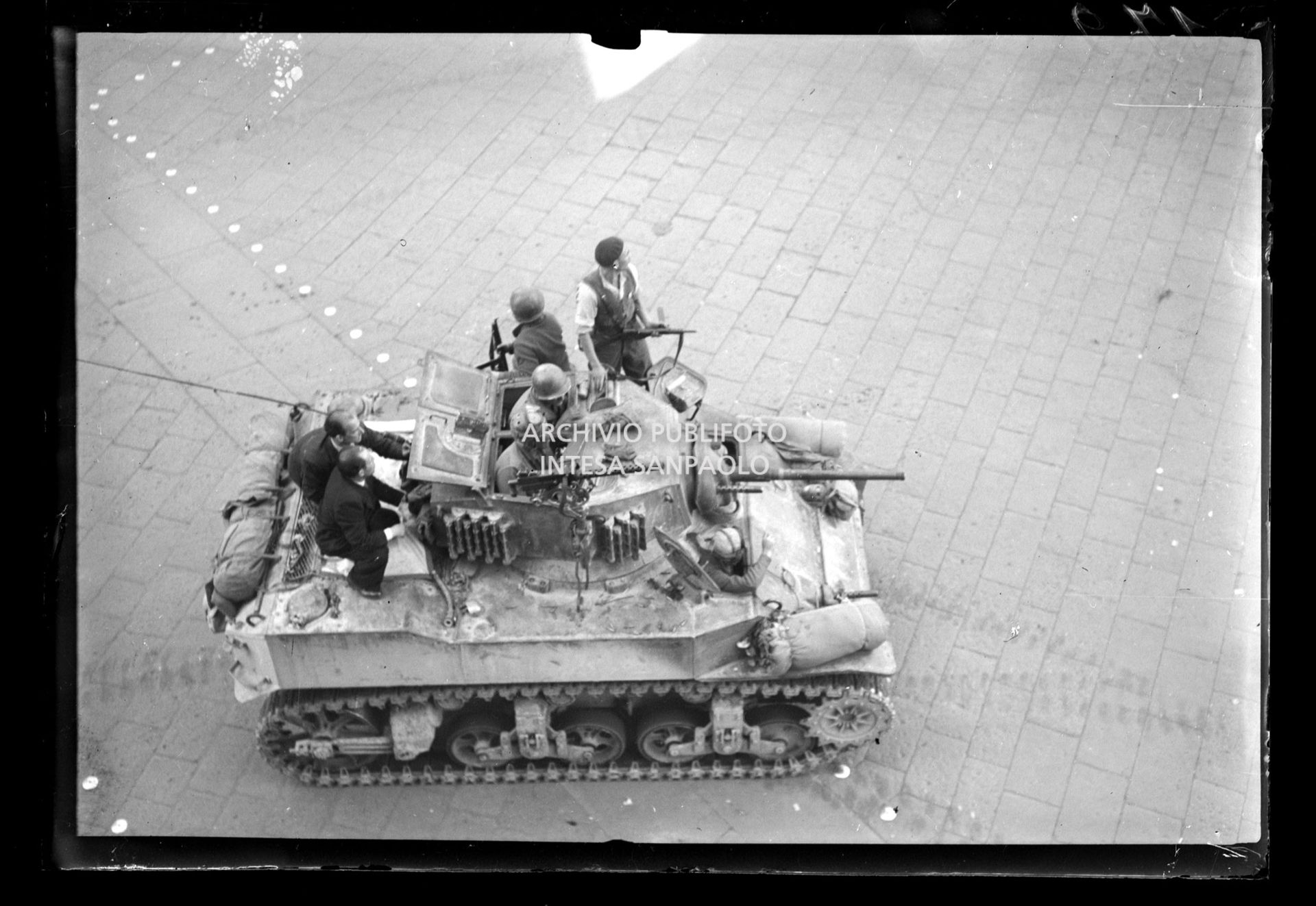 Carro armato americano entrato a Milano insieme alle prime truppe nella settima giornata di insurrezione generale