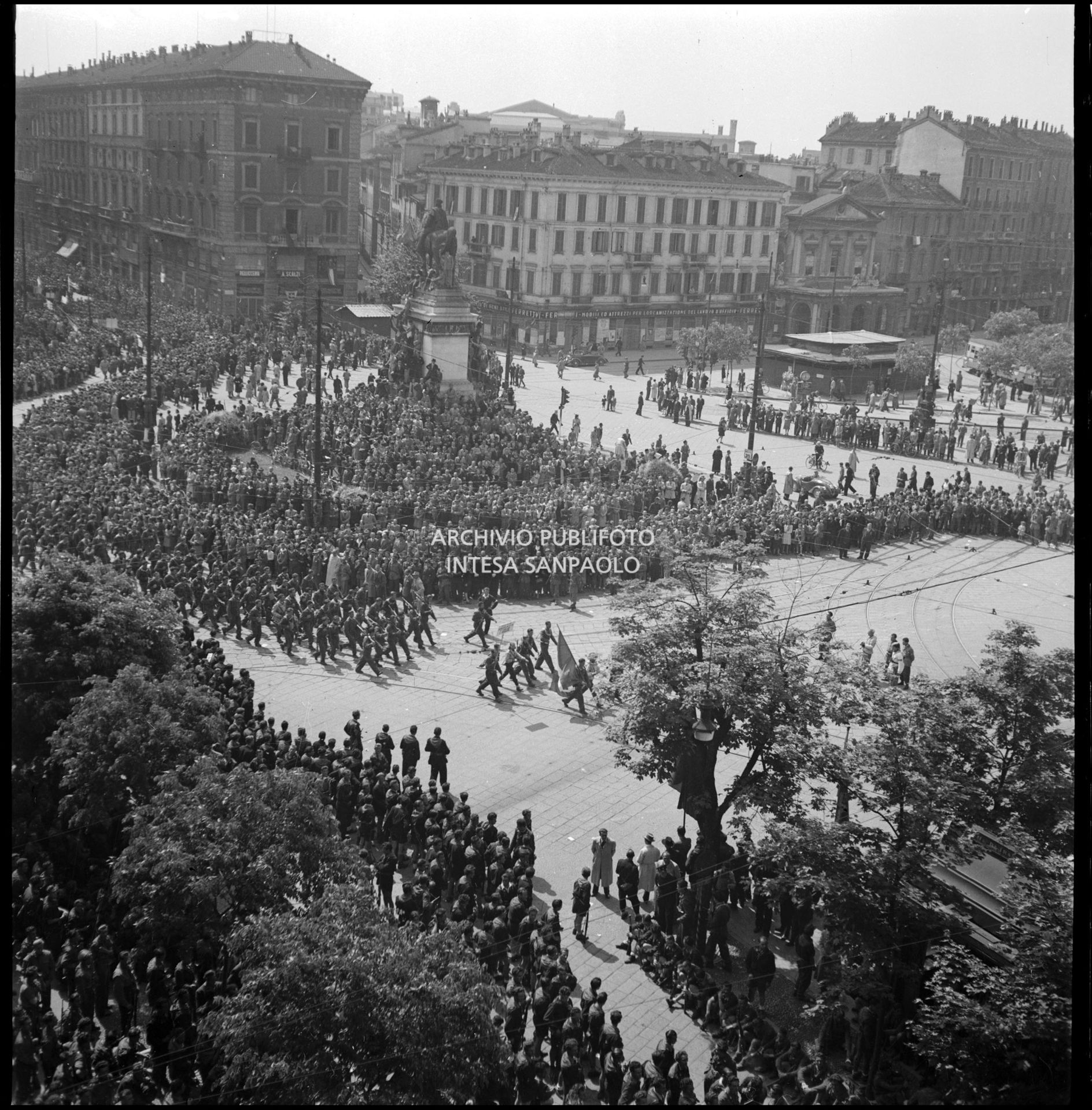 Ingresso trionfale a Milano delle truppe americane nella settima giornata di insurrezione generale