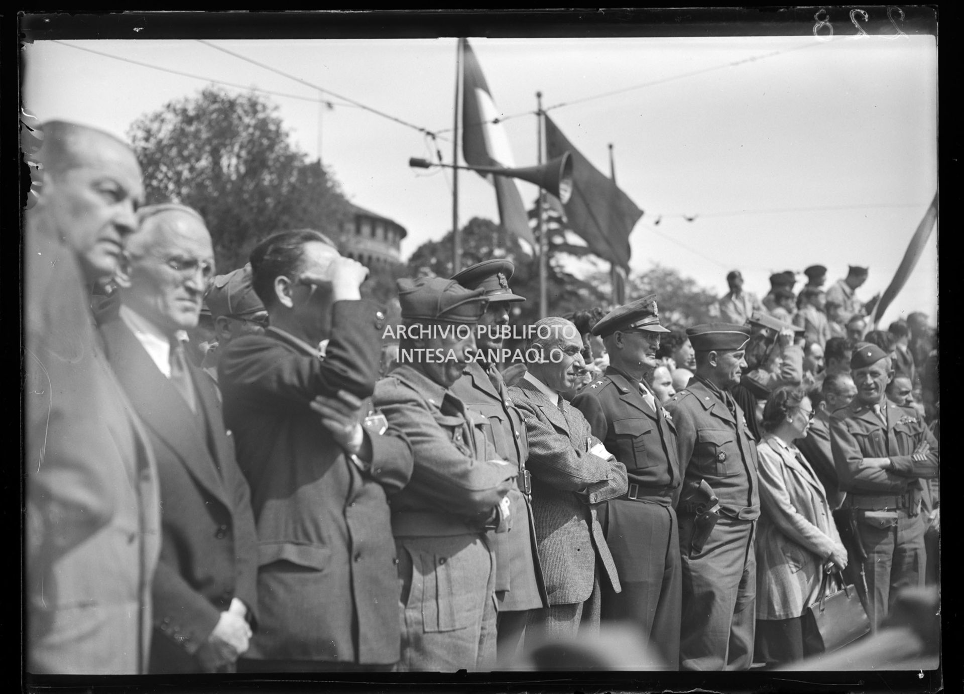 Il generale americano Willis D. Crittenberger e il generale Raffaele Cadorna, tra gli altri, alla manifestazione in onore delle formazioni partigiane in piazza Castello a Milano
