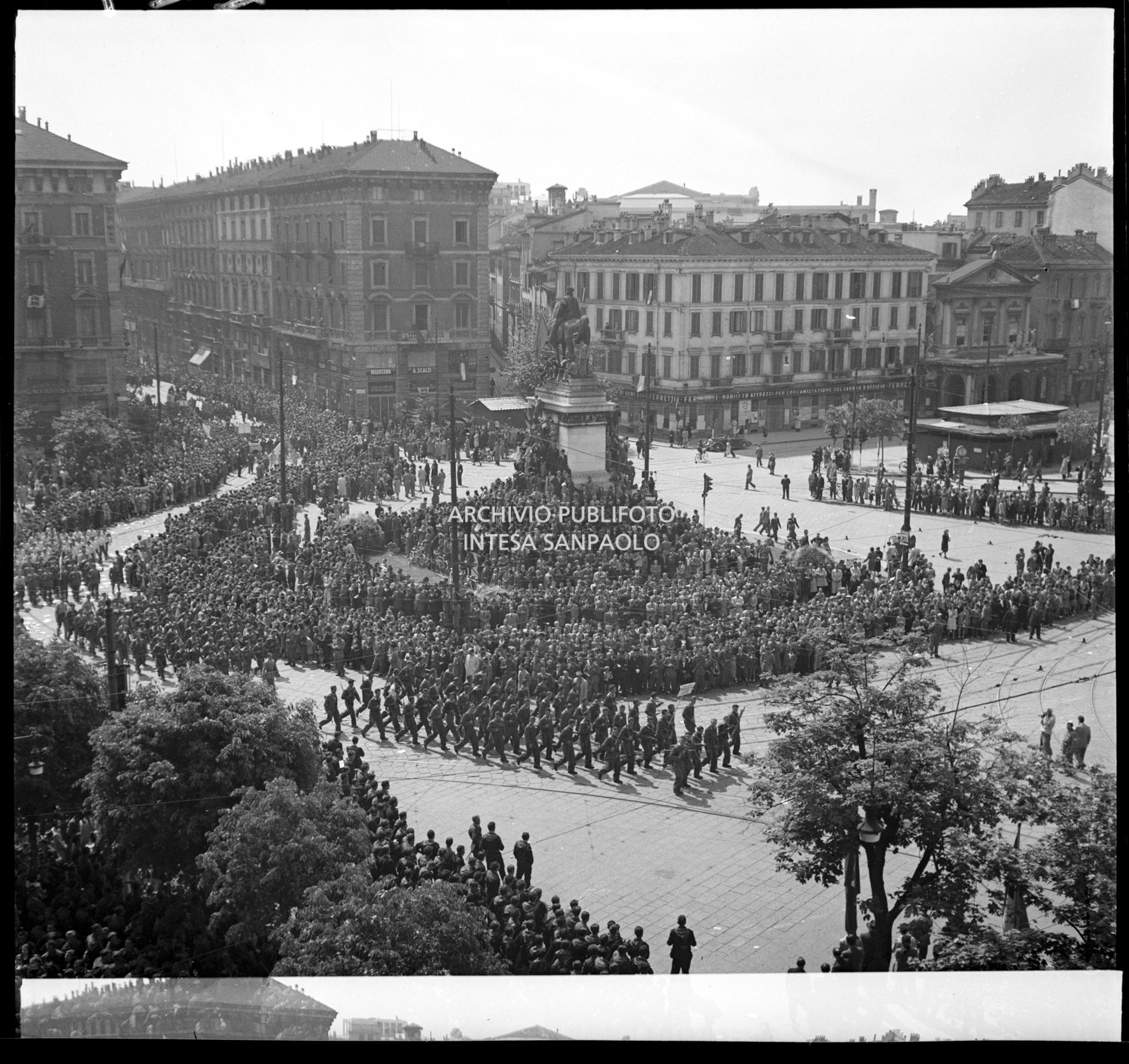 Sfilata delle formazioni partigiane in largo Cairoli a Milano