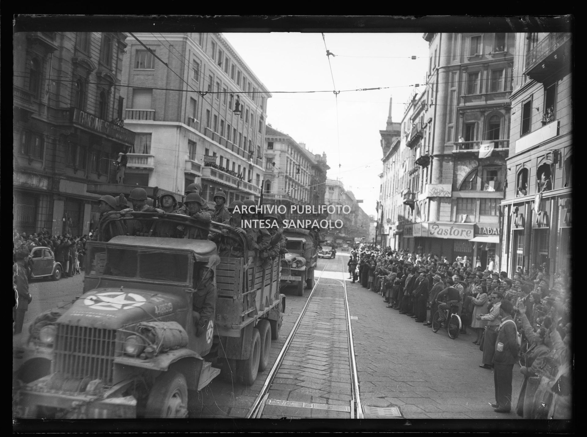 Colonna di mezzi delle truppe americane alleate sfilain via Orefici a Milano accolta dalla folla nella settima giornata di insurrezione generale