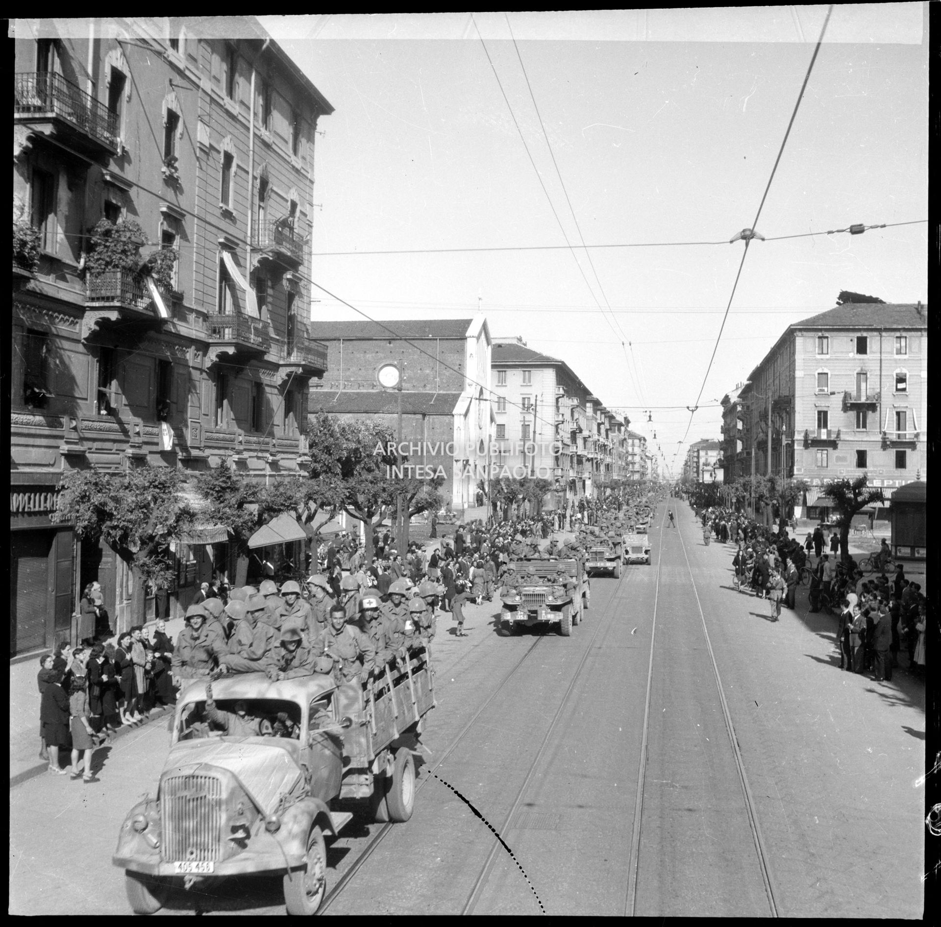 Ingresso trionfale delle truppe americane in corso Ventidue Marzo a Milano nella settima giornata di insurrezione generale