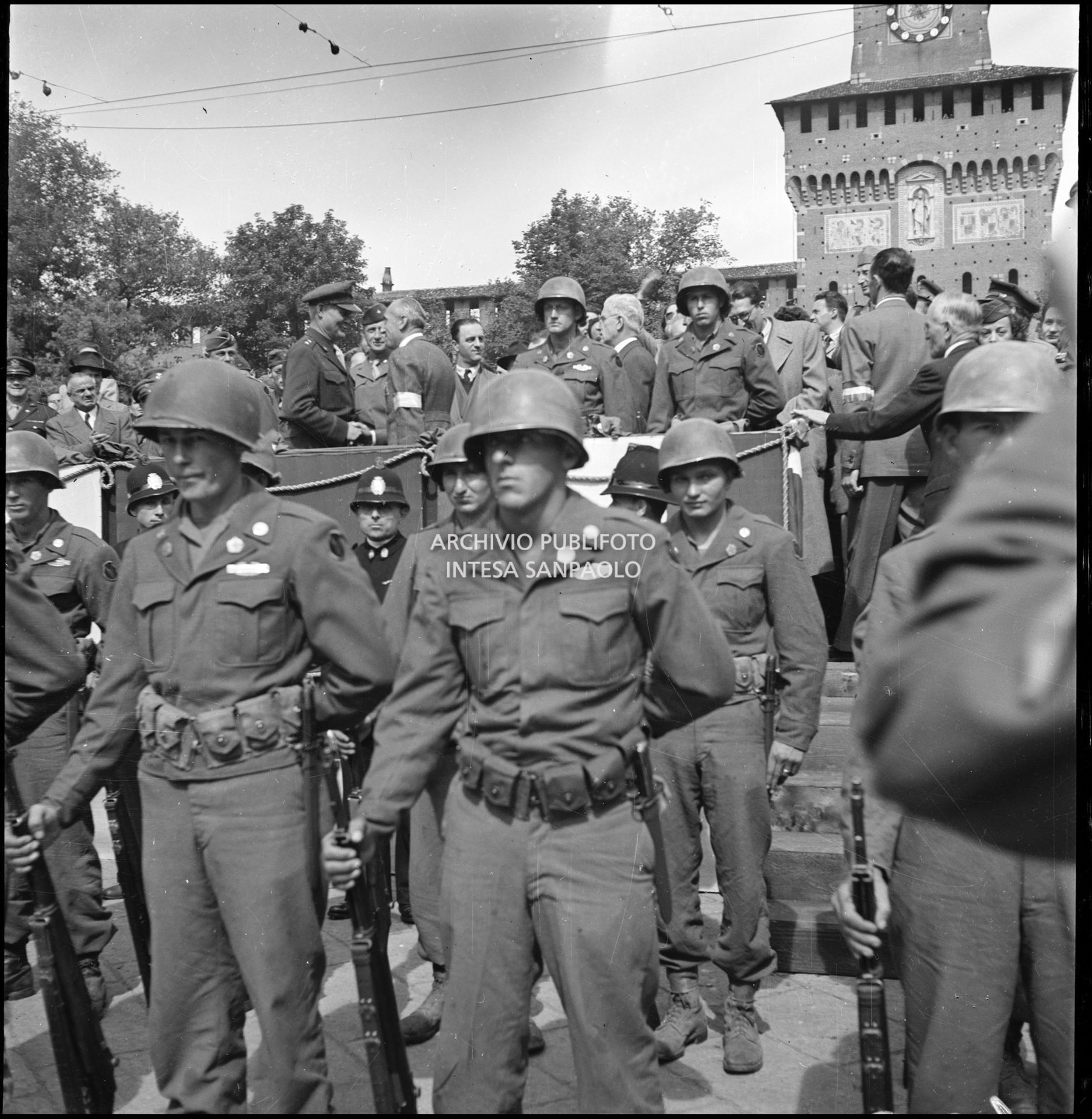 Il generale americano Willis D. Crittenberger e il generale Raffaele Cadorna insieme sul palco alla manifestazione in onore delle formazioni partigiane in piazza Castello a Milano