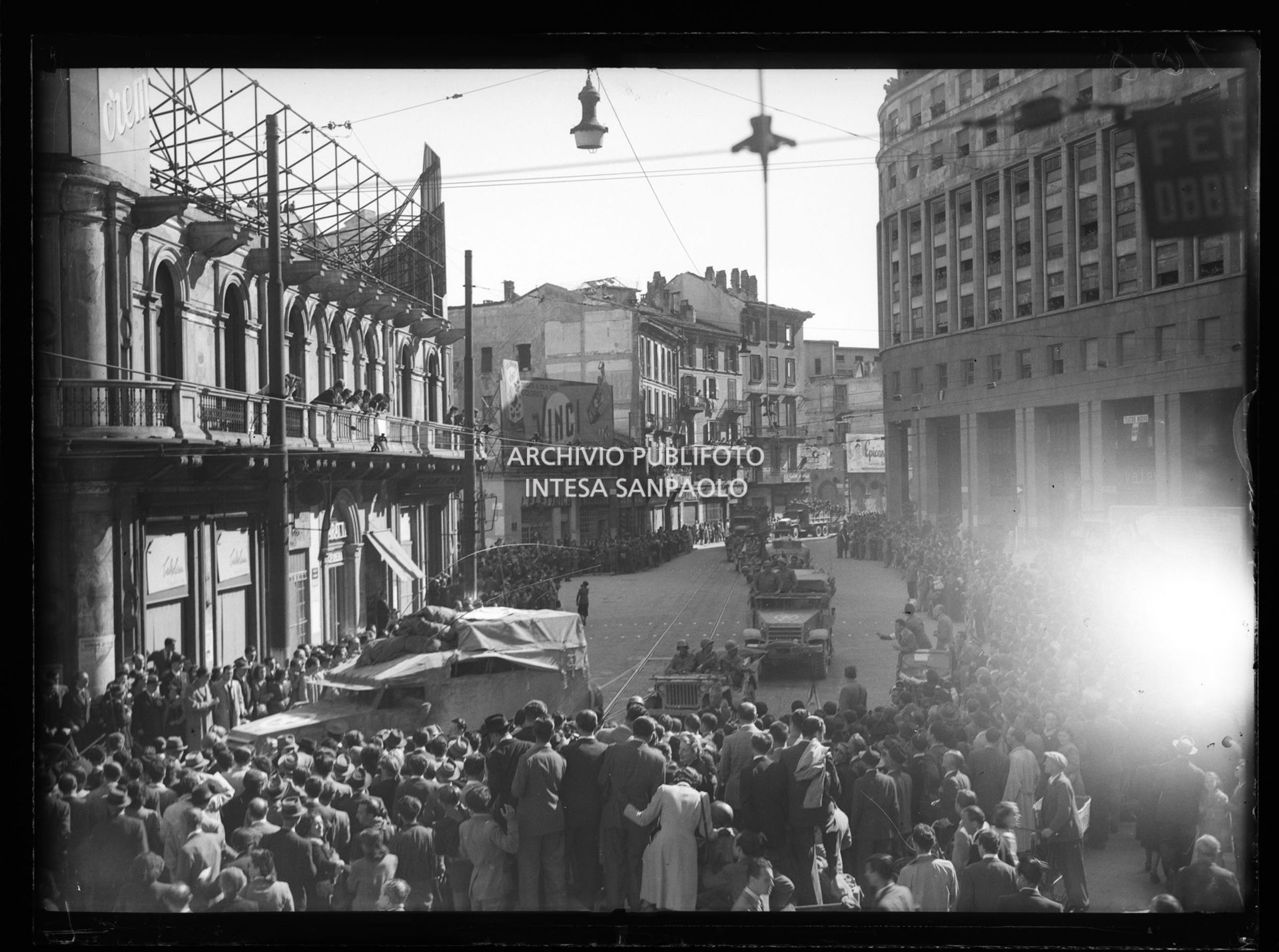 Folla in piazza San Babila a Milano accoglie le truppe americane arrivate a Milano nella settima giornata di insurrezione generale