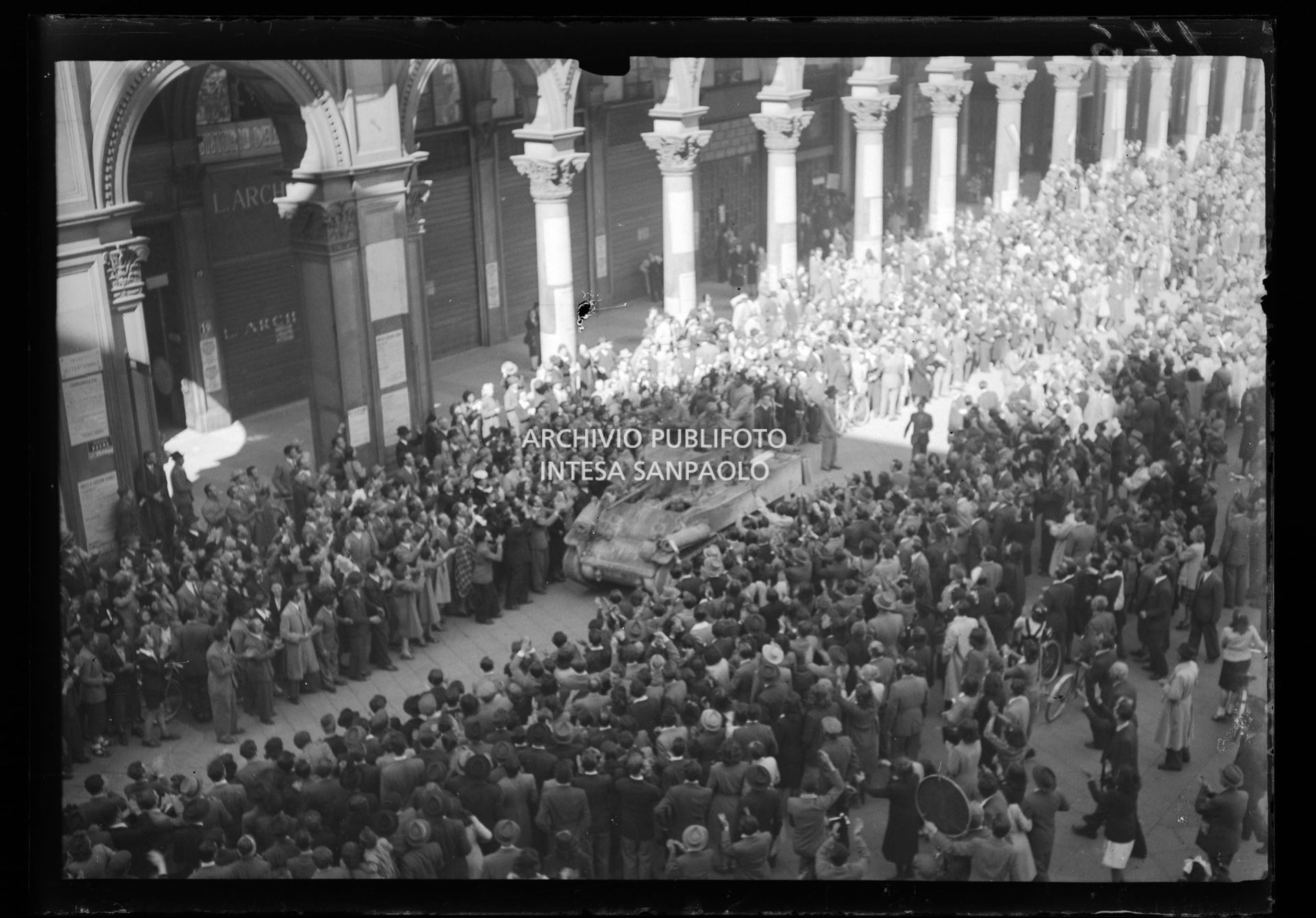 Folla festante accoglie in piazza del Duomo le truppe americane entrate trionfalmente a Milano nella settima giornata di insurrezione generale
