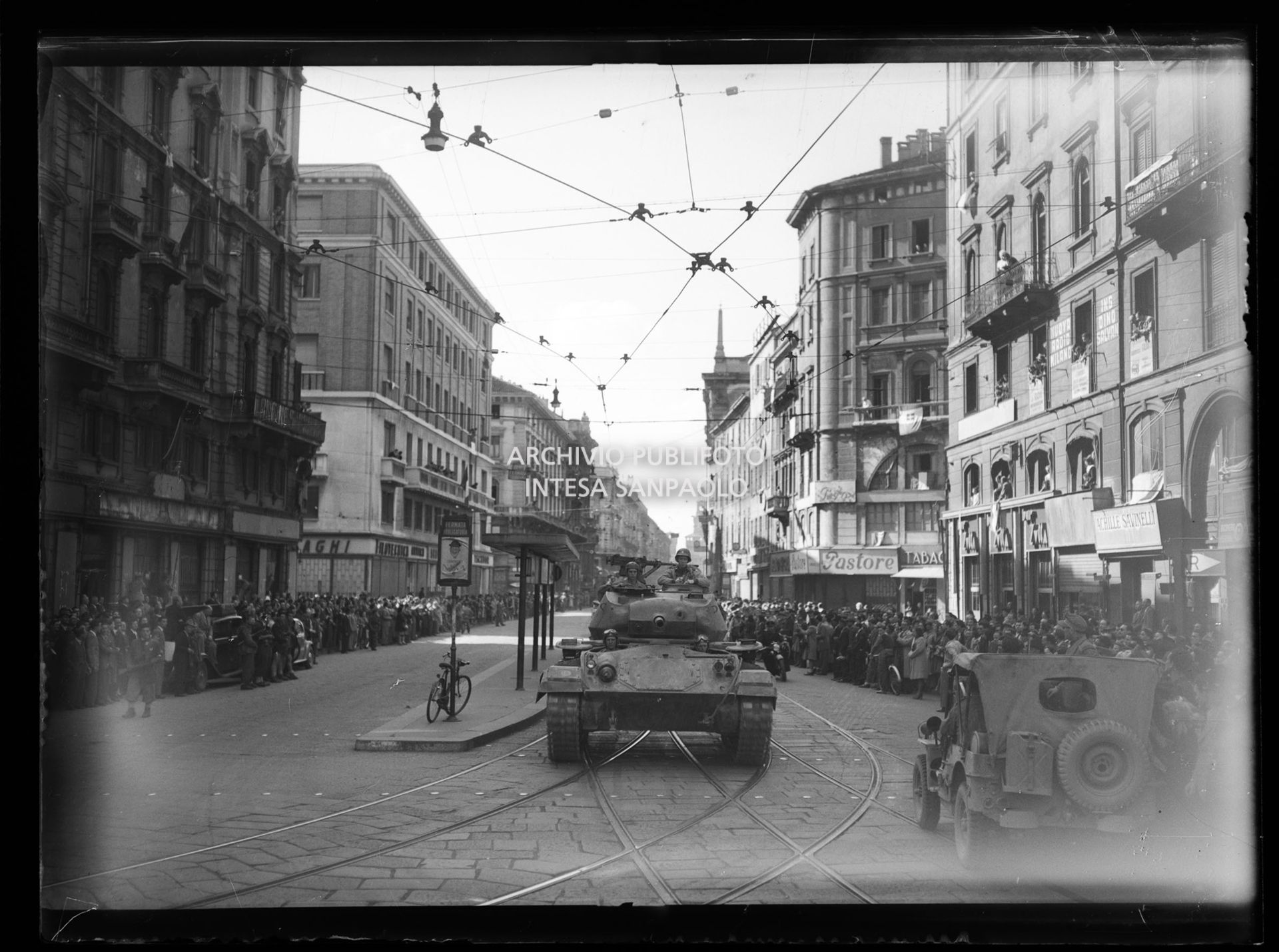 Carro armato delle truppe americane alleate sfila in via Orefici a Milano accolto dalla folla nella settima giornata di insurrezione generale
