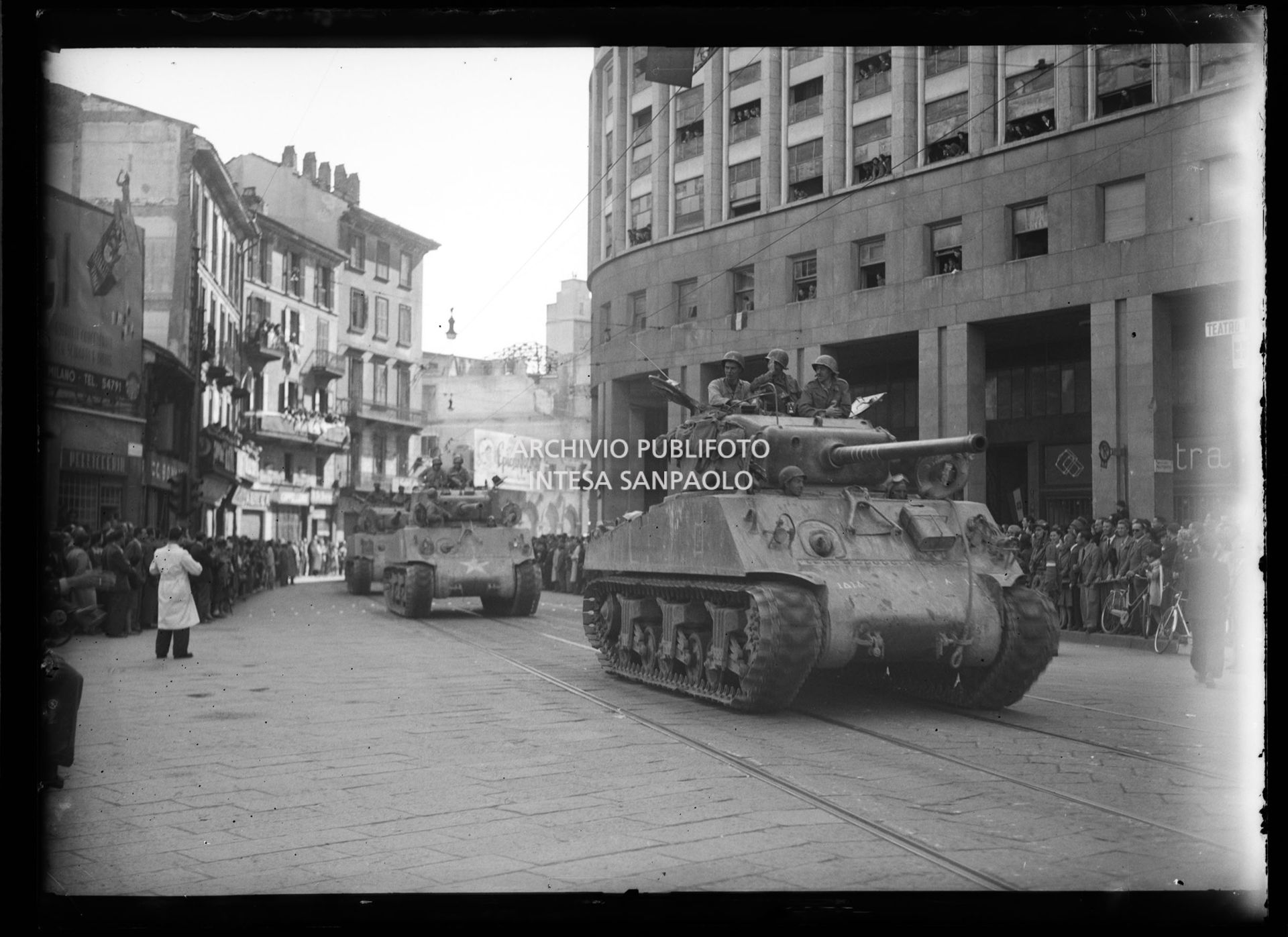 Carri armati delle truppe americane alleate sfilano in piazza San Babila a Milano accolte dalla folla nella settima giornata di insurrezione generale