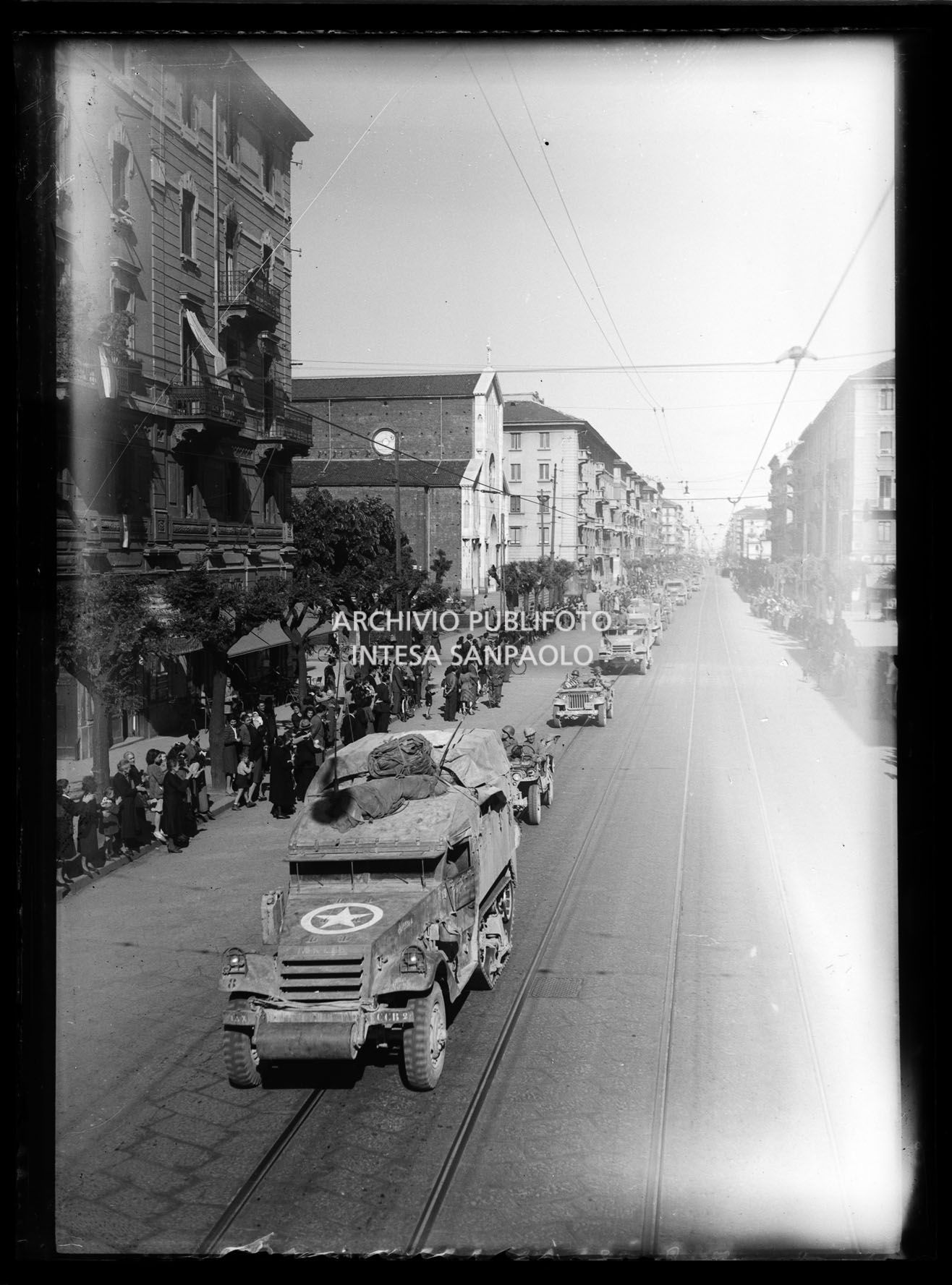 Ingresso trionfale delle truppe americane in corso Ventidue Marzo a Milano nella settima giornata di insurrezione generale