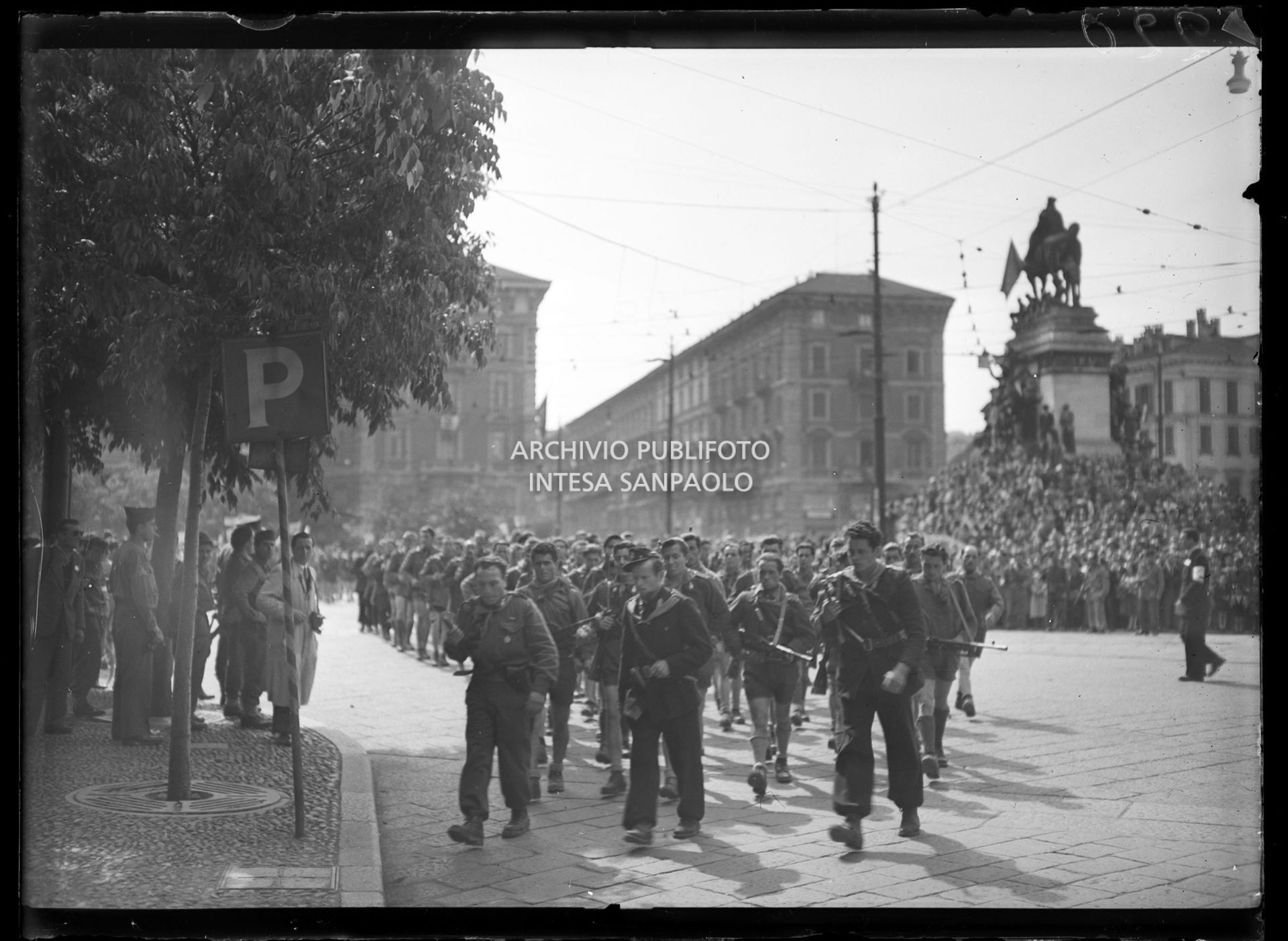 Sfilata delle formazioni partigiane in piazza Cordusio a Milano