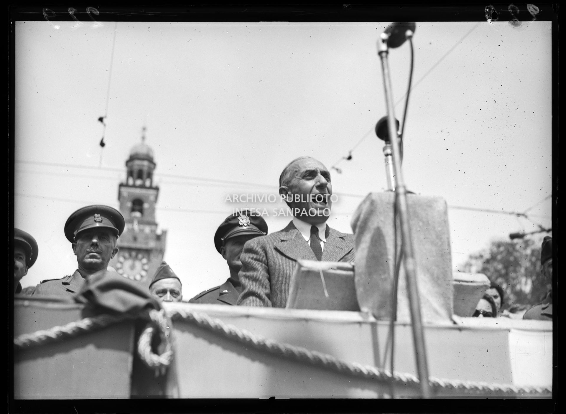 Intervento del generale Raffaele Cadorna alla manifestazione in onore delle formazioni partigiane in piazza Castello a Milano