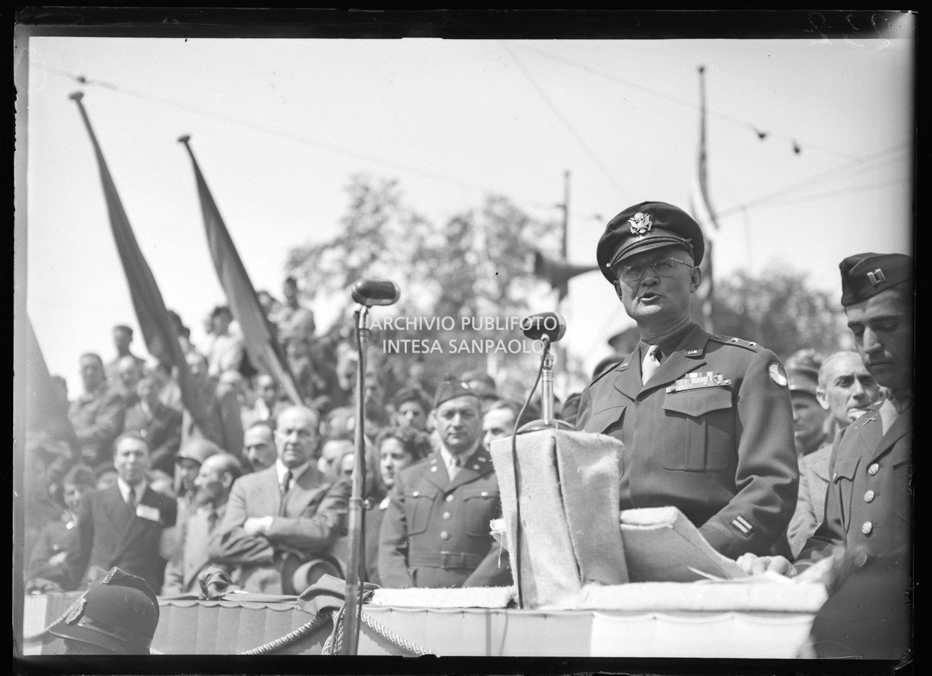 Intervento del generale americano Willis D. Crittenberger alla manifestazione in onore delle formazioni partigiane in piazza Castello a Milano