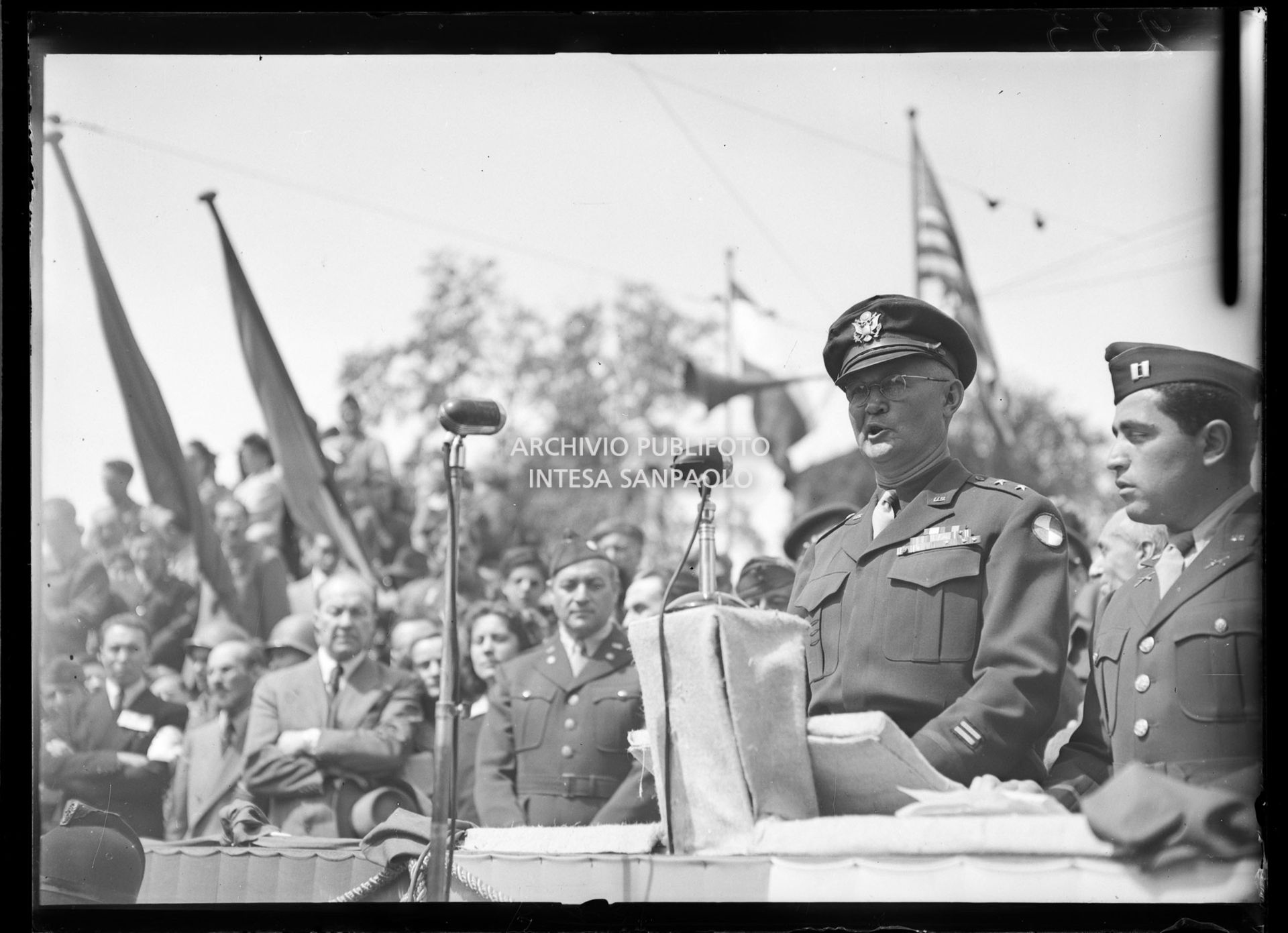 Intervento del generale americano Willis D. Crittenberger alla manifestazione in onore delle formazioni partigiane in piazza Castello a Milano