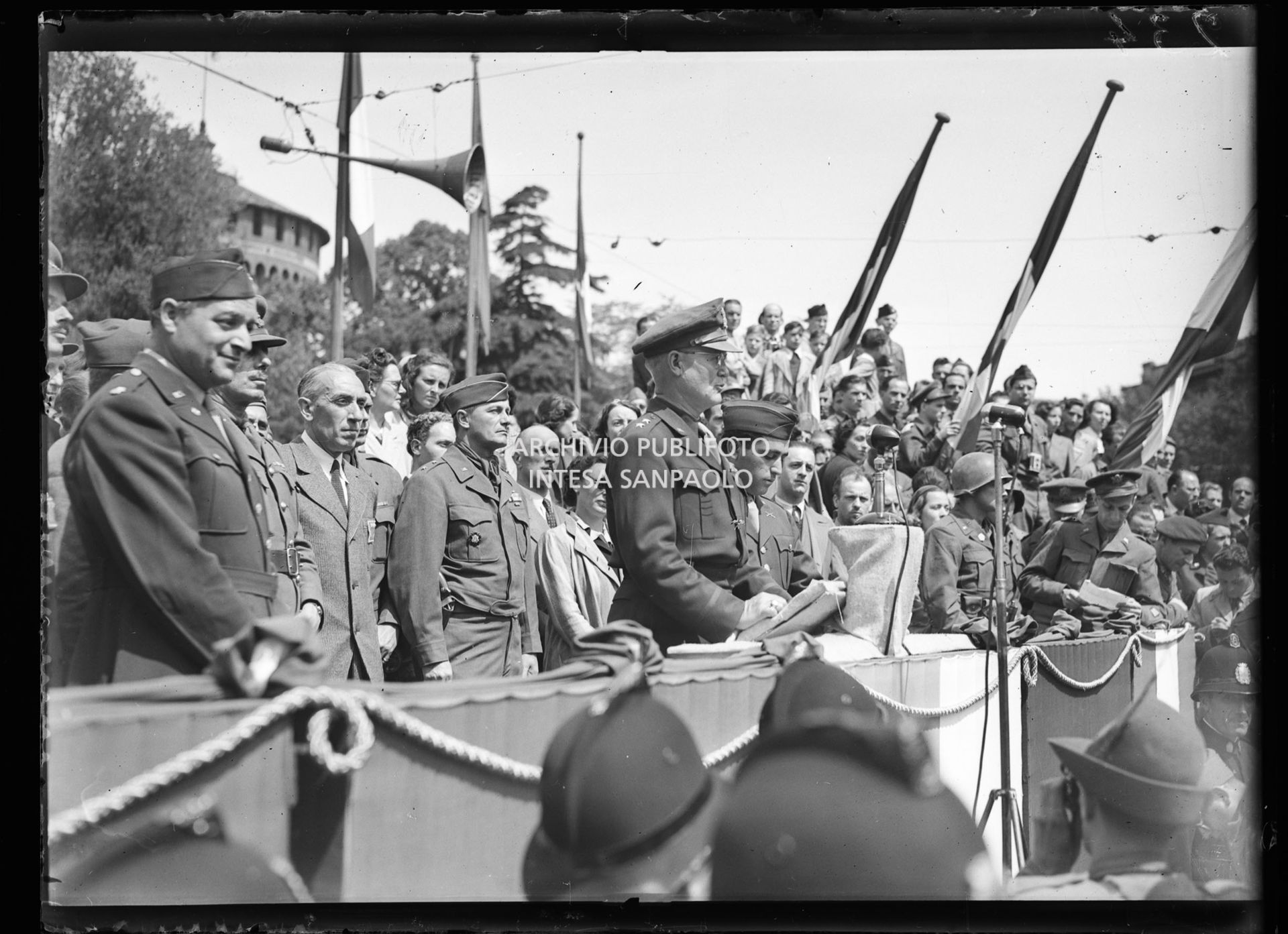 Intervento del generale americano Willis D. Crittenberger alla manifestazione in onore delle formazioni partigiane in piazza Castello a Milano; alle sue spalle il generale Raffaele Cadorna