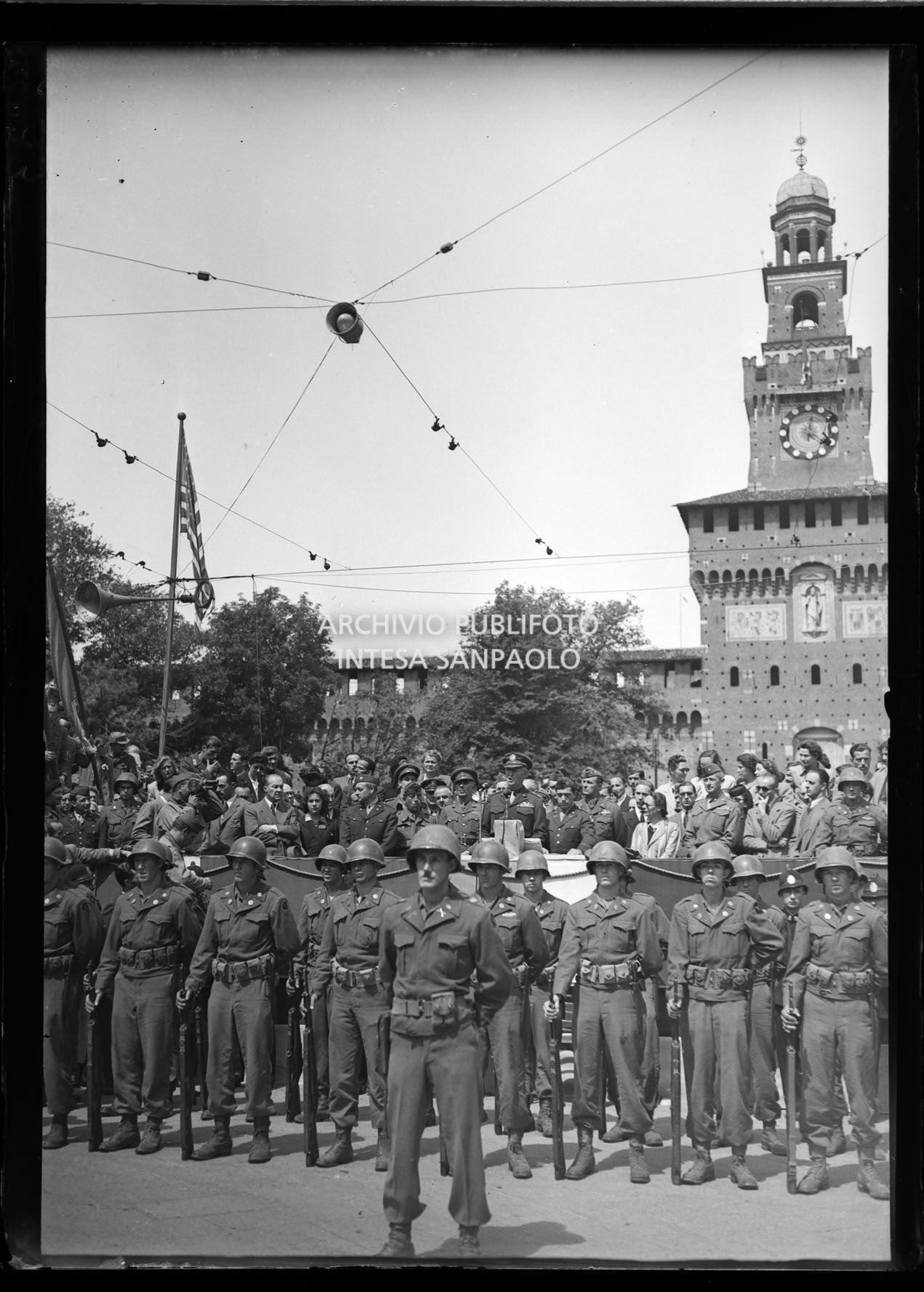 Intervento del generale americano Willis D. Crittenberger alla manifestazione in onore delle formazioni partigiane in piazza Castello a Milano