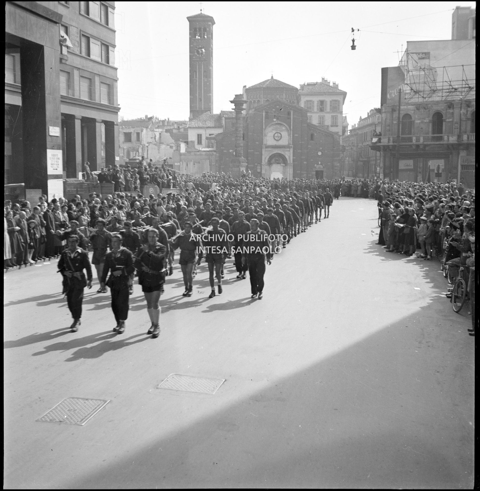 Le formazioni partigiane sfilano in  corso del Littorio (oggi corso Matteotti) a Milano; ai lati la folla accorsa per festeggiarle