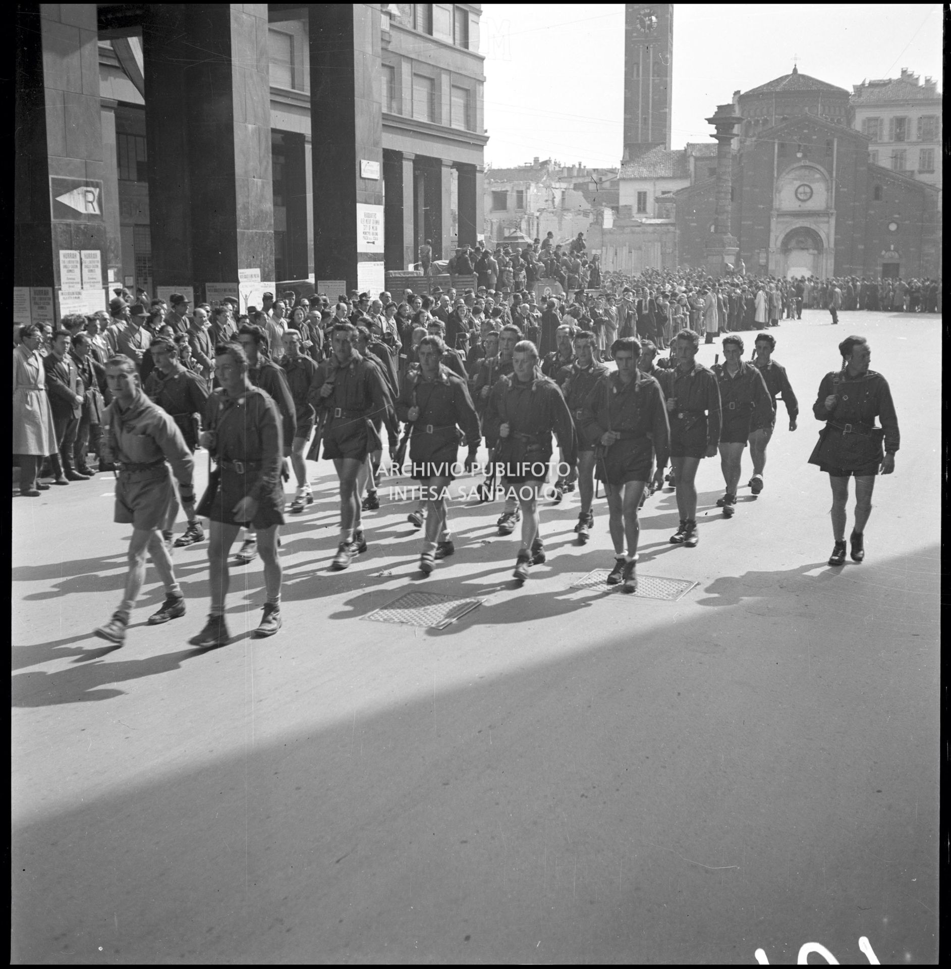 Le formazioni partigiane sfilano in  corso del Littorio (oggi corso Matteotti) a Milano; ai lati la folla accorsa per festeggiarle