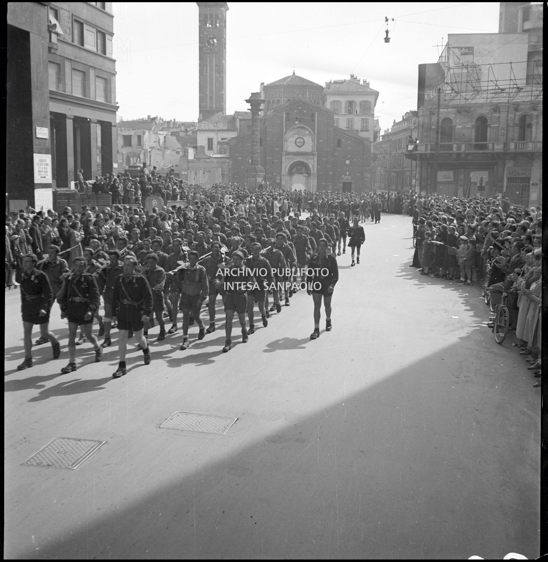 Le formazioni partigiane sfilano in corso del Littorio (oggi corso Matteotti) a Milano; ai lati la folla accorsa per festeggiarle