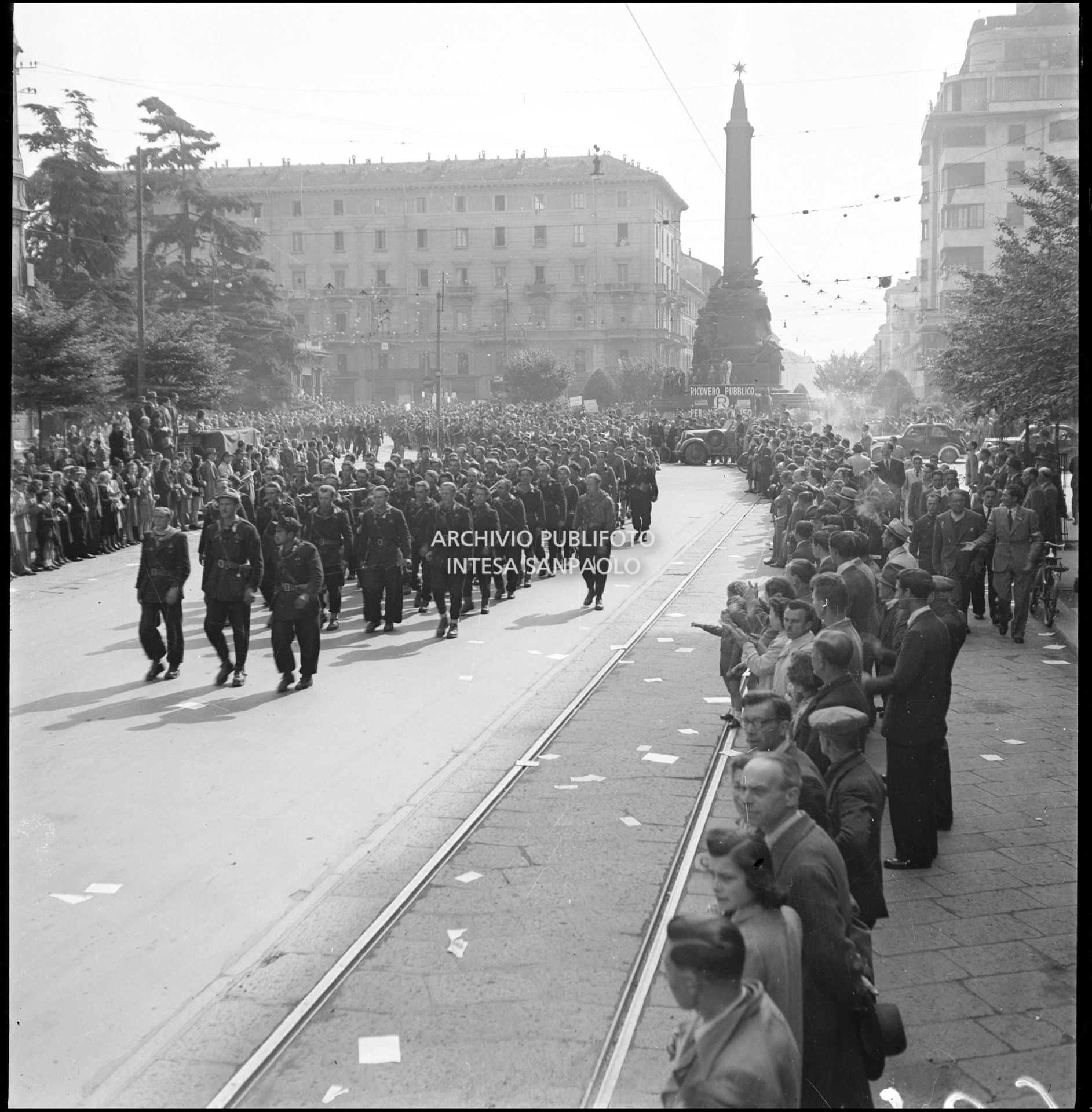 Le formazioni partigiane sfilano in corso di Porta Vittoria a Milano; ai lati la folla accorsa per festeggiarle