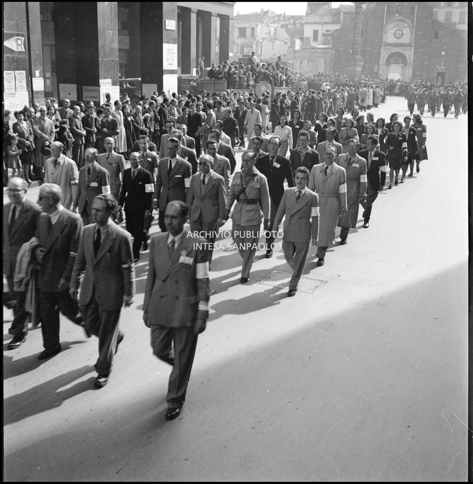 Le formazioni partigiane sfilano in corso del Littorio (oggi corso Matteotti) a Milano; ai lati la folla accorsa per festeggiarle