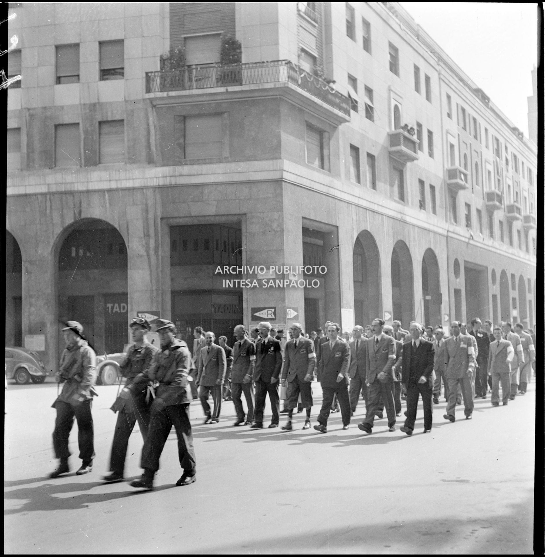 Le formazioni partigiane sfilano in  corso del Littorio (oggi corso Matteotti) a Milano