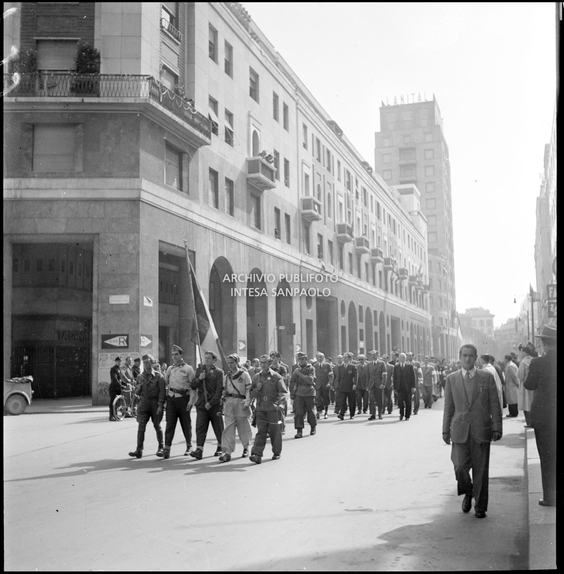 Le formazioni partigiane sfilano in corso del Littorio (oggi corso Matteotti) a Milano