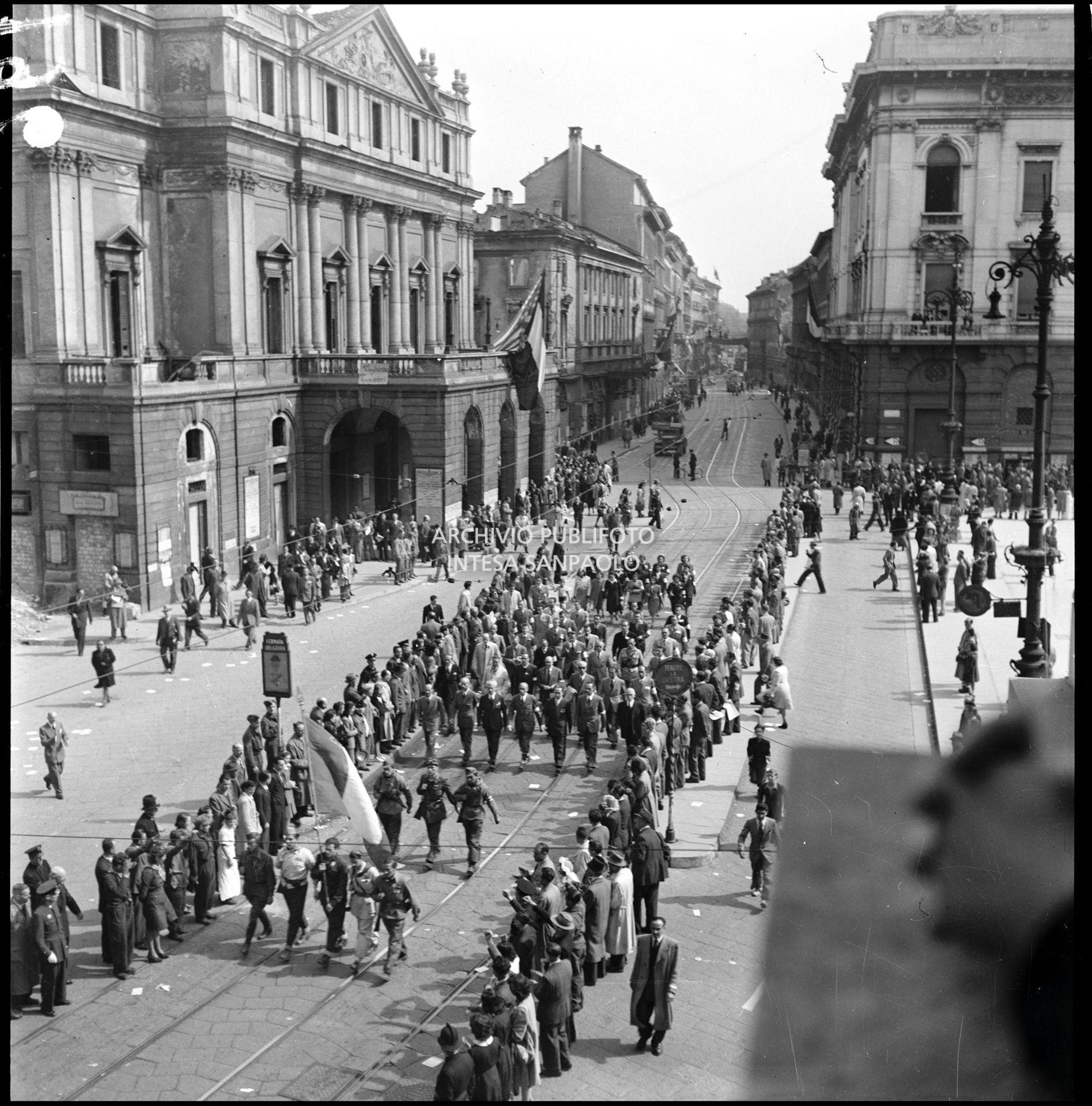 Sfilata in piazza della Scala a Milano delle formazioni partigiane