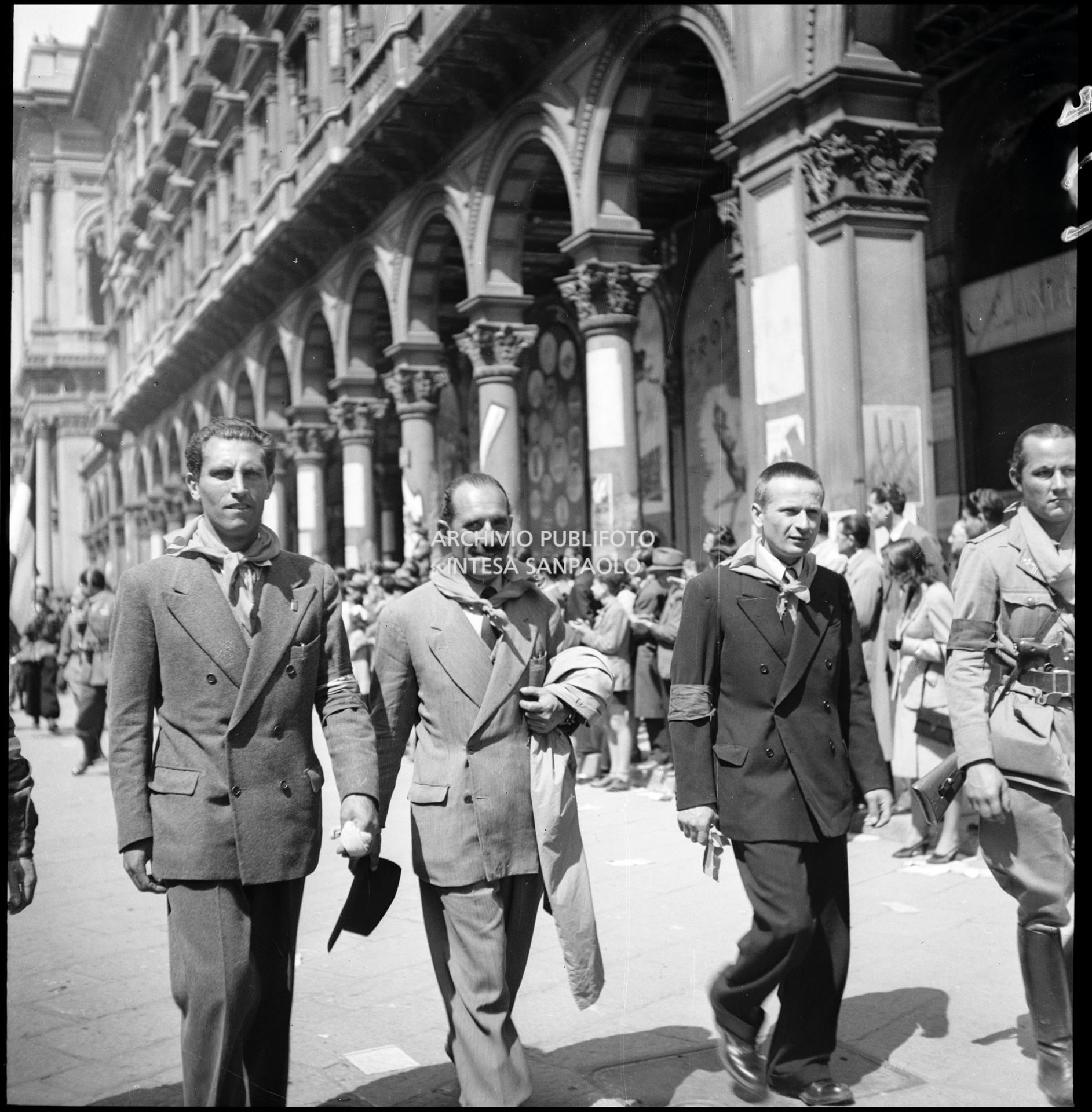 Le formazioni partigiane sfilano in piazza del Duomo a Milano