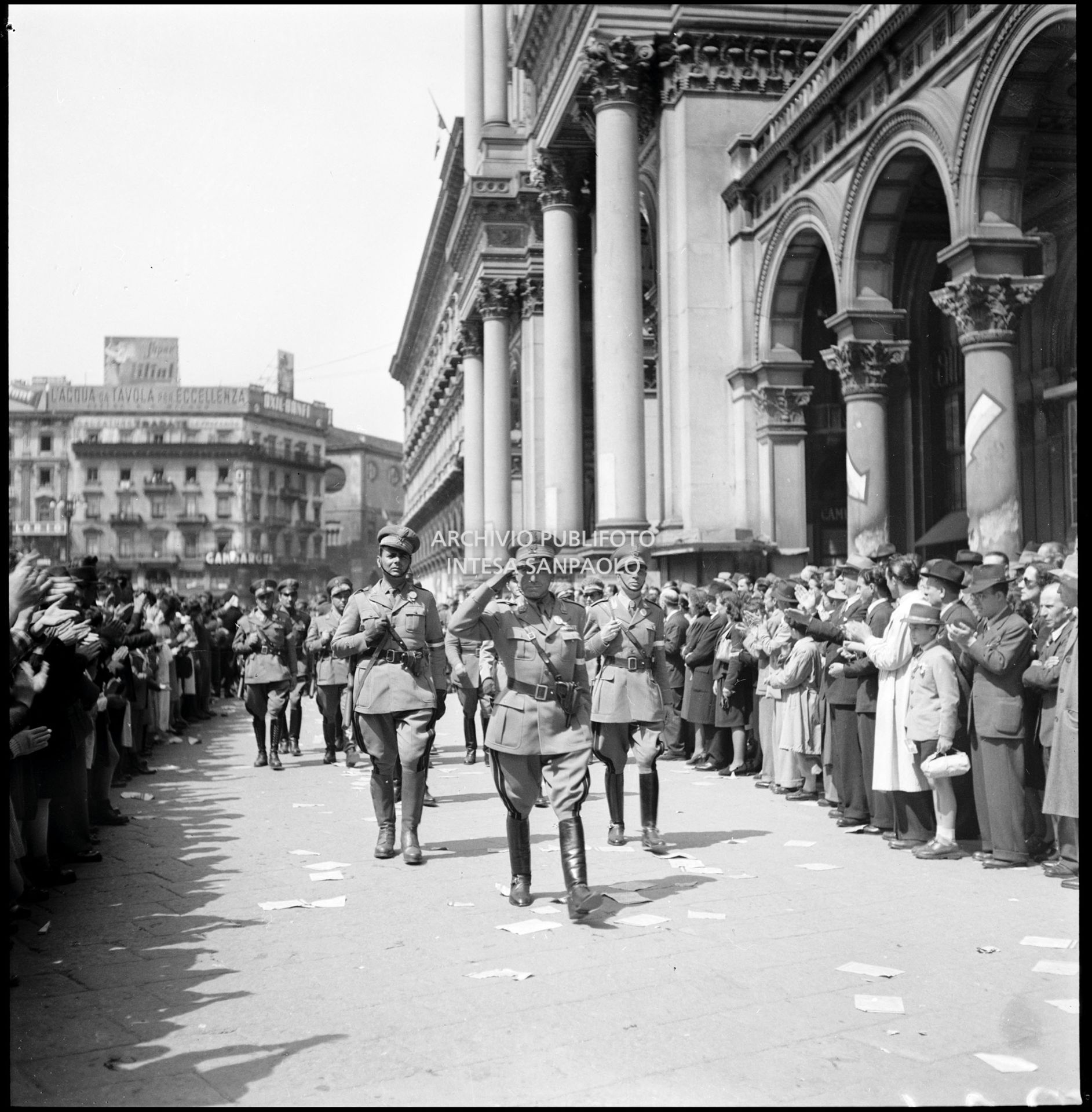 Colonnello Alfredo Malgeri, comandante della Guardia di Finanza di Milano, sfila con i suoi uomini e le formazioni partigiane in piazza del Duomo a Milano