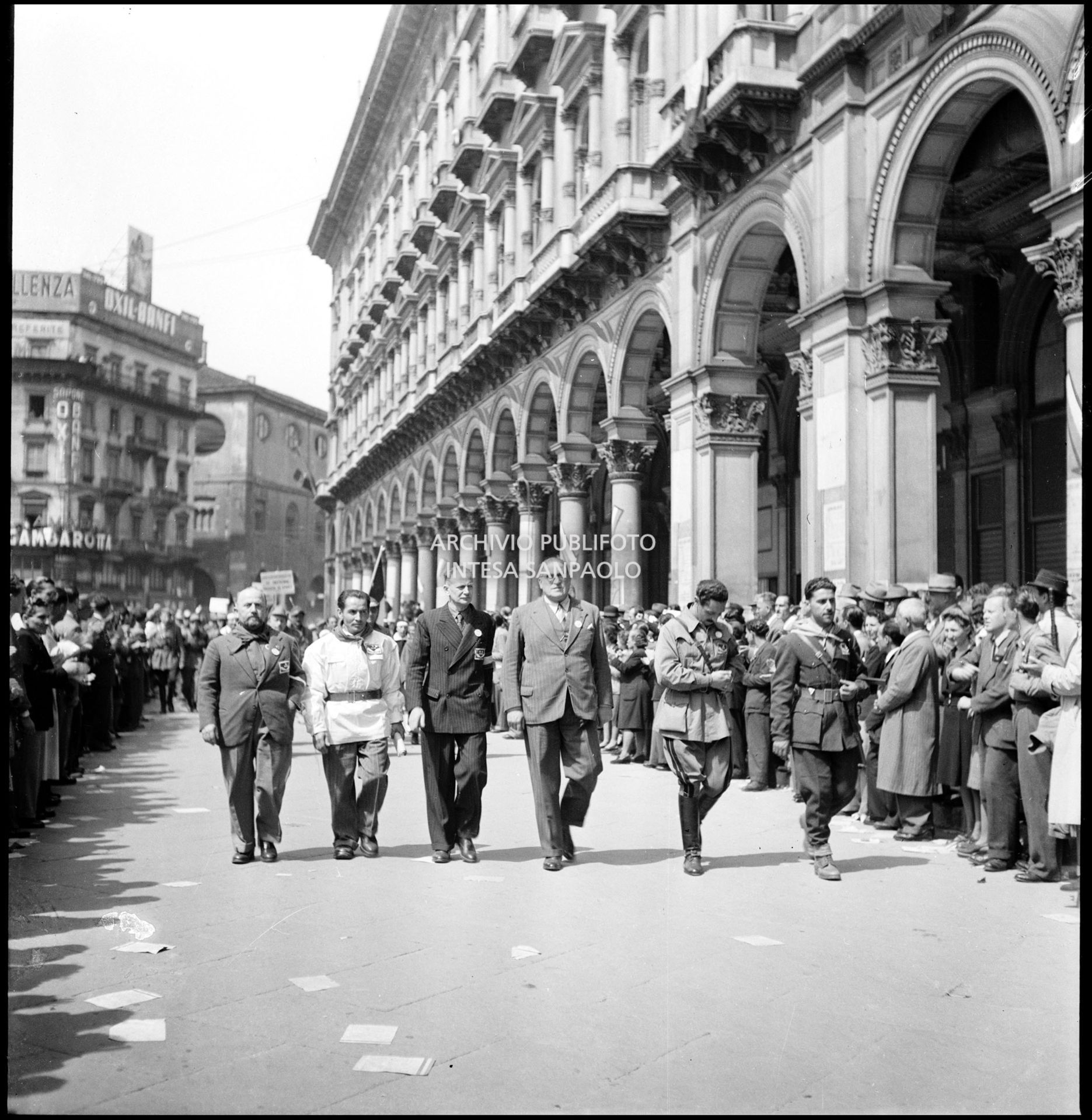 Le formazioni partigiane sfilano in piazza del Duomo a Milano