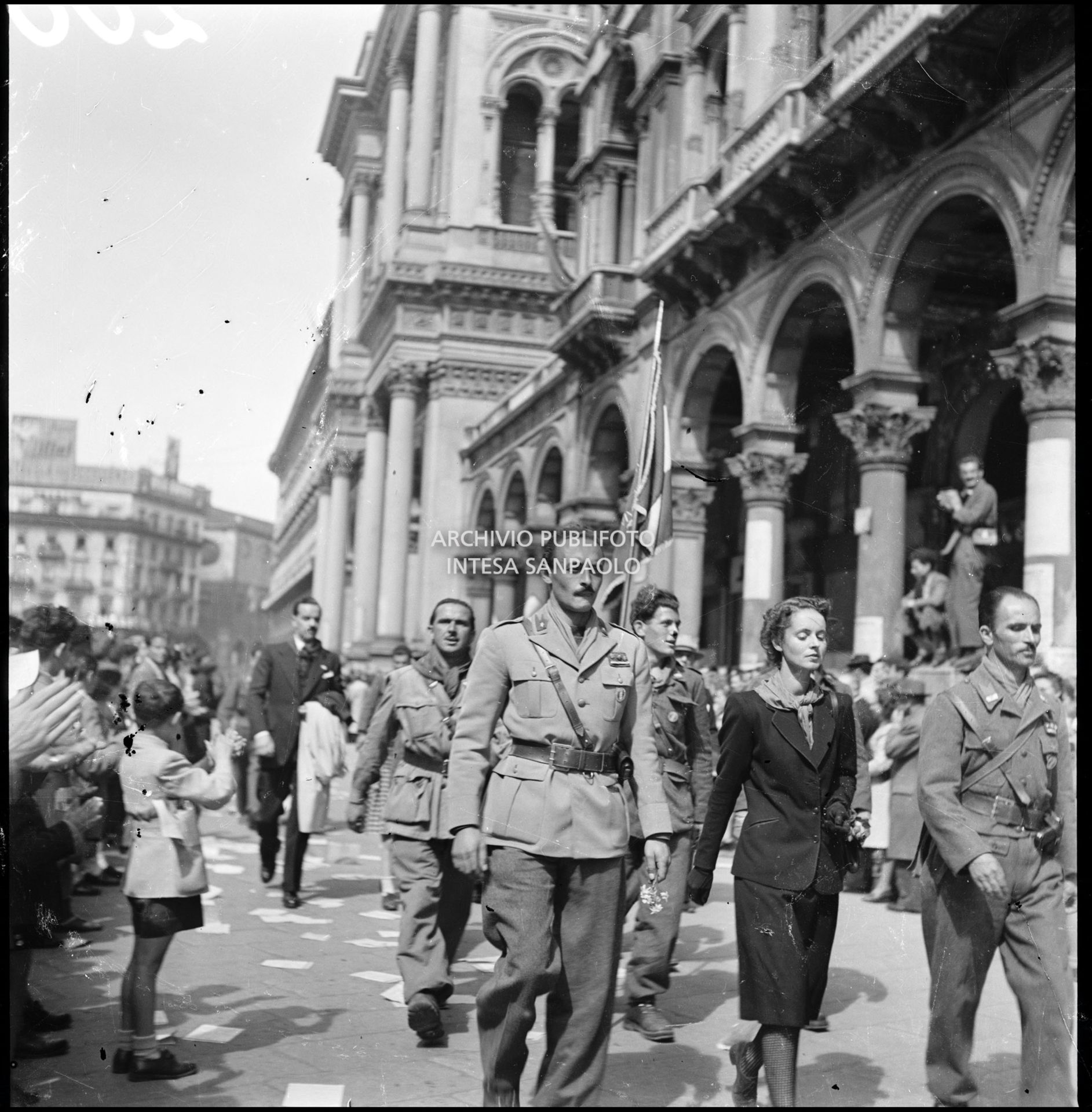 Giuliana Gadola Beltrami insieme ai partigiani della formazione del marito Filippo Maria Beltrami sfilano in piazza del Duomo a Milano