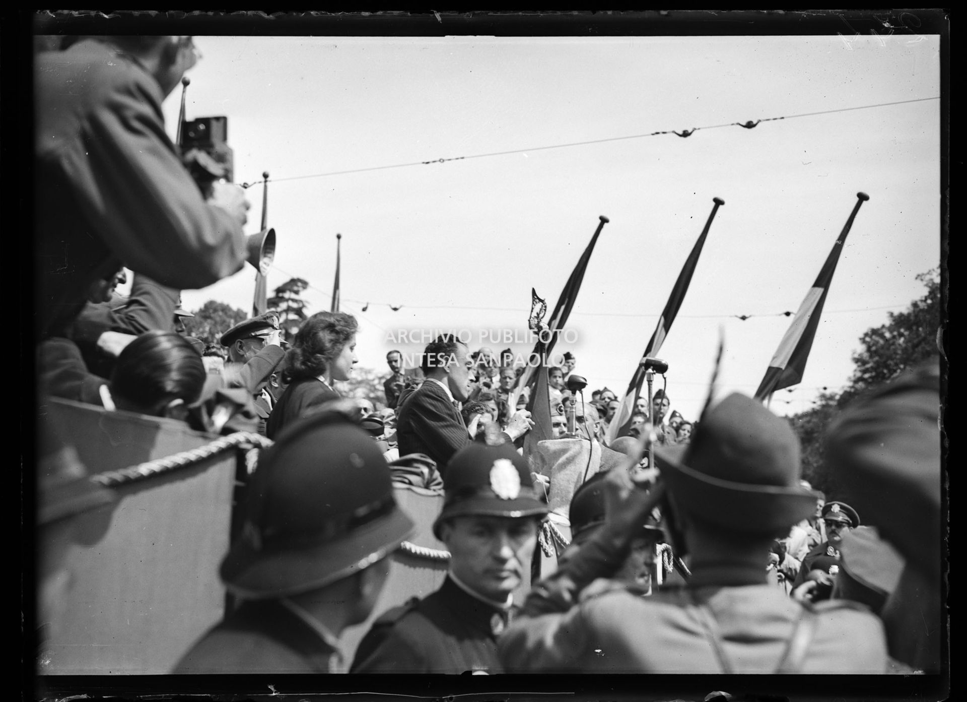 Cerimonia di assegnazione della medaglia d'oro alla bandiera del C.V.L. (Corpo volontari della libertà)