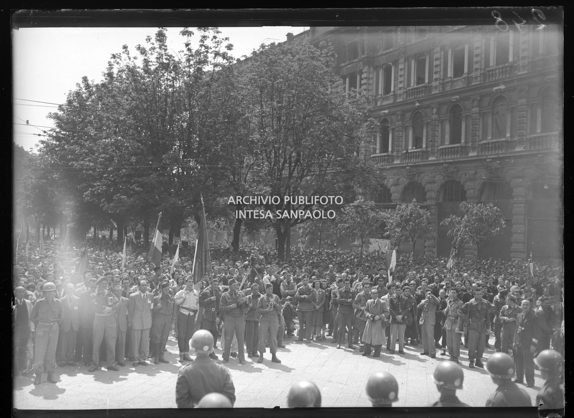 Folla alla manifestazione in piazza Castello a Milano in onore delle formazioni partigiane
