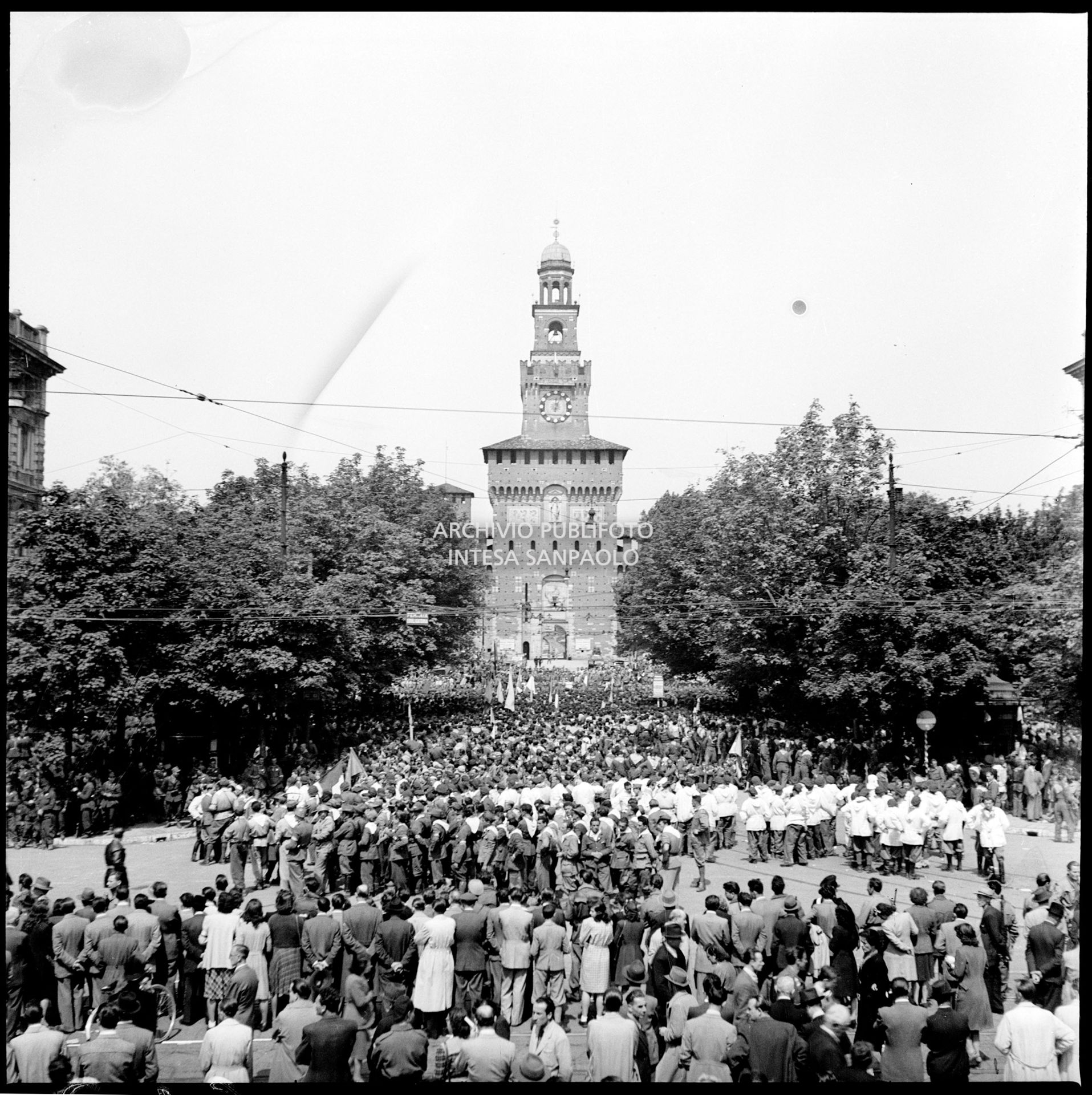 Manifestazione in piazza Castello a Milano in onore delle formazioni partigiane