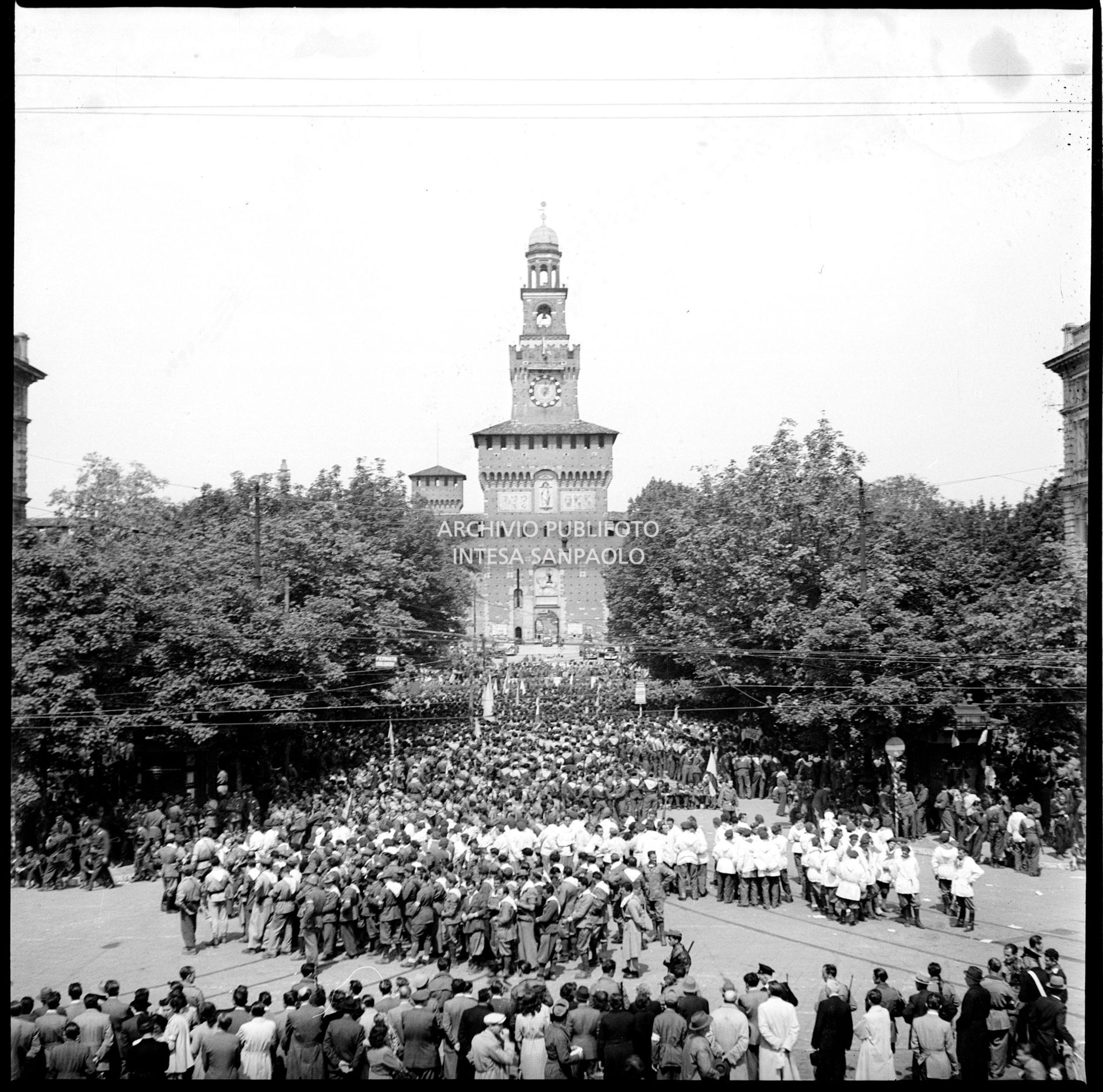 Manifestazione in piazza Castello a Milano in onore delle formazioni partigiane