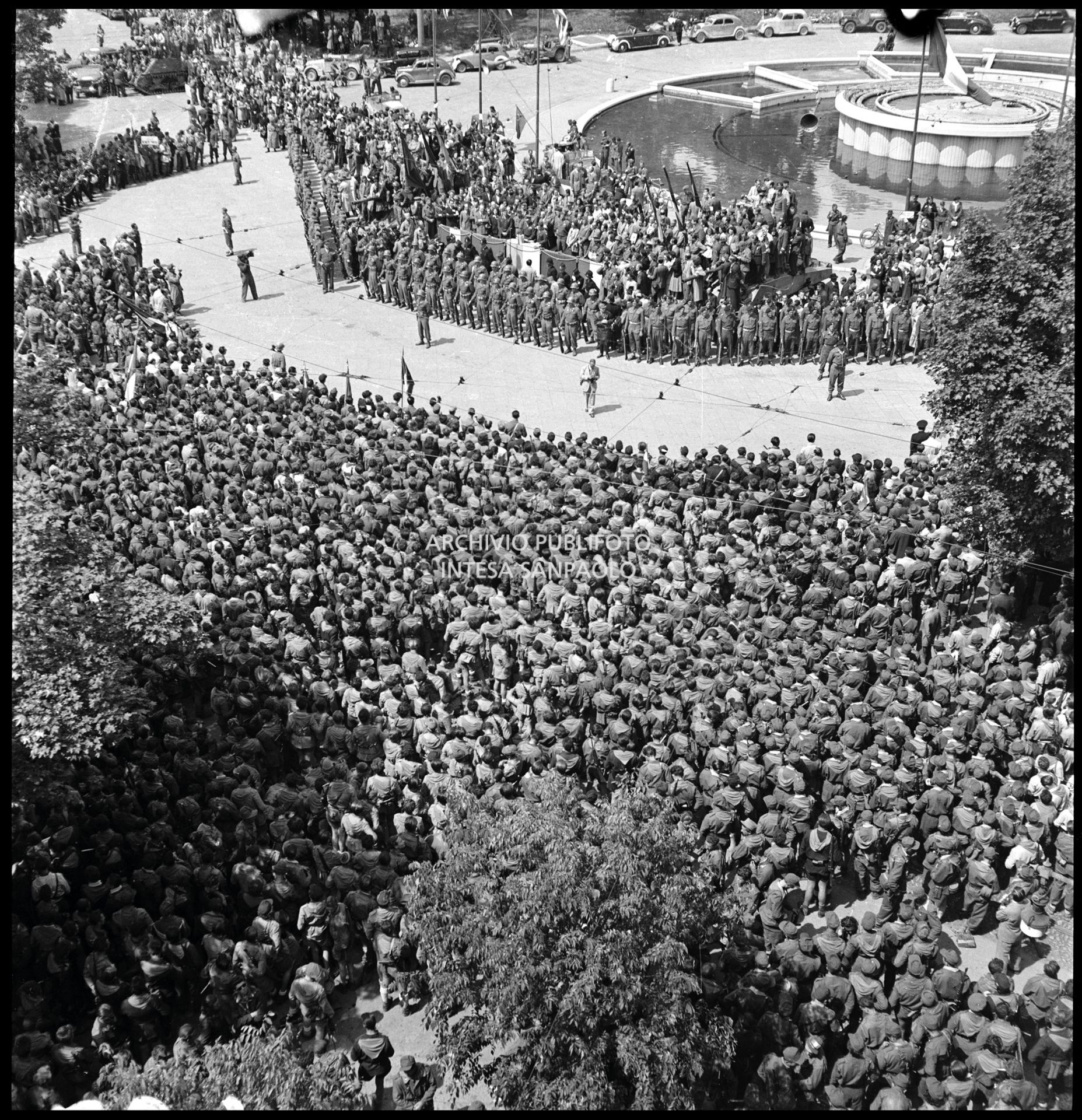 Le formazioni partigiane, radunatesi in piazza Castello a Milano alla fine della manifestazione in loro onore, attendono gli interventi dal palco
