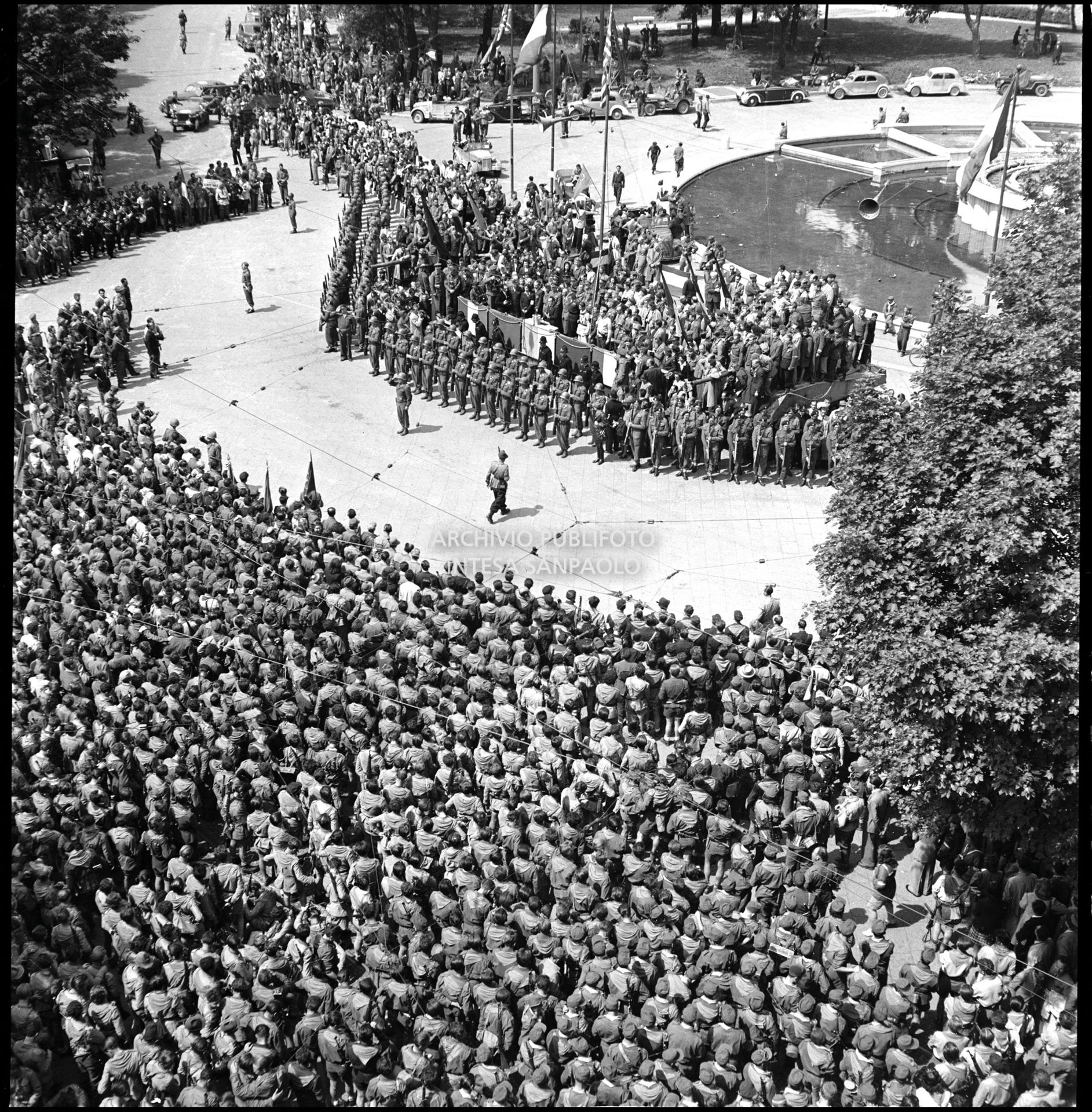 Le formazioni partigiane, radunatesi in piazza Castello a Milano alla fine della manifestazione in loro onore, attendono gli interventi dal palco