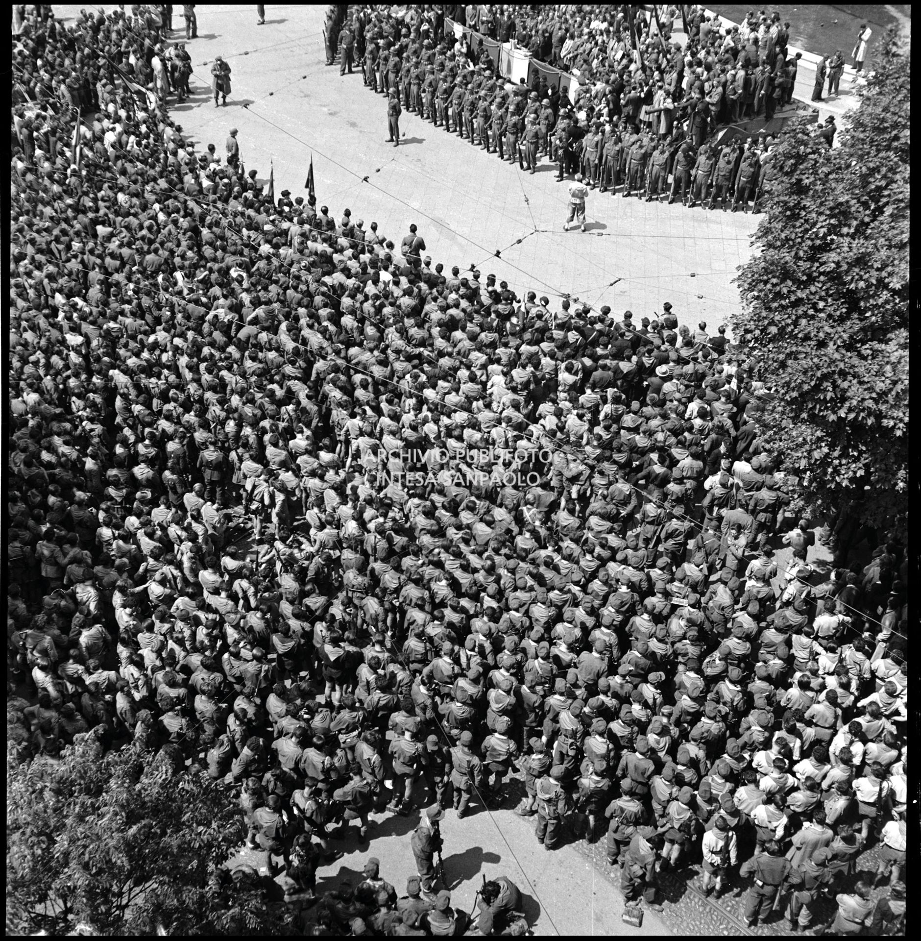 Le formazioni partigiane, radunatesi in piazza Castello a Milano alla fine della manifestazione in loro onore, attendono gli interventi dal palco