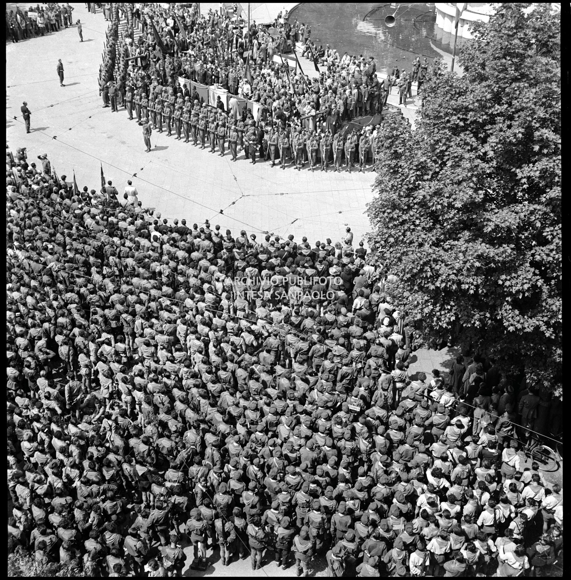 Le formazioni partigiane, radunatesi in piazza Castello a Milano alla fine della manifestazione in loro onore, attendono gli interventi dal palco
