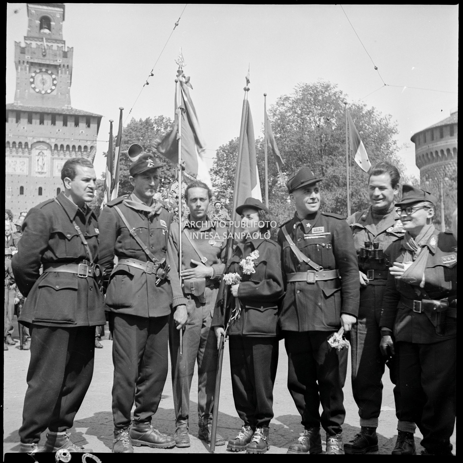 Il comando della Valdossola in posa in piazza Castello a Milano durante i festeggiamenti in onore delle formazioni partigiane: presenti tra gli altri Giuseppe Curreno di Santa Maddalena (quinto da sinistra) e il comandante Rino Pachetti (secondo da destra)