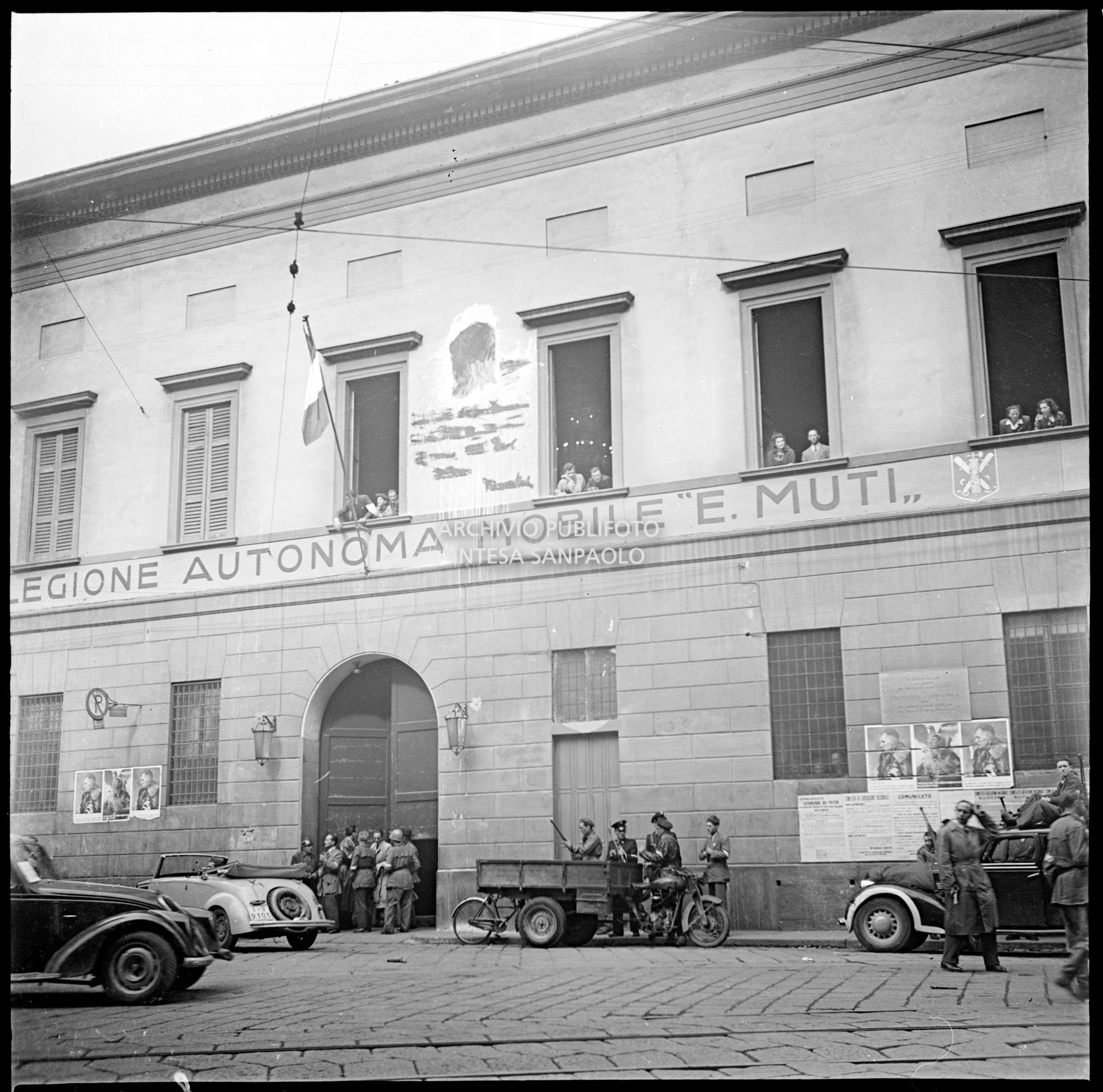 Esterno della caserma di via Rovello a Milano, sede centrale del Comando della Legione Ettore Muti, il primo giorno dell'insurrezione generale a Milano