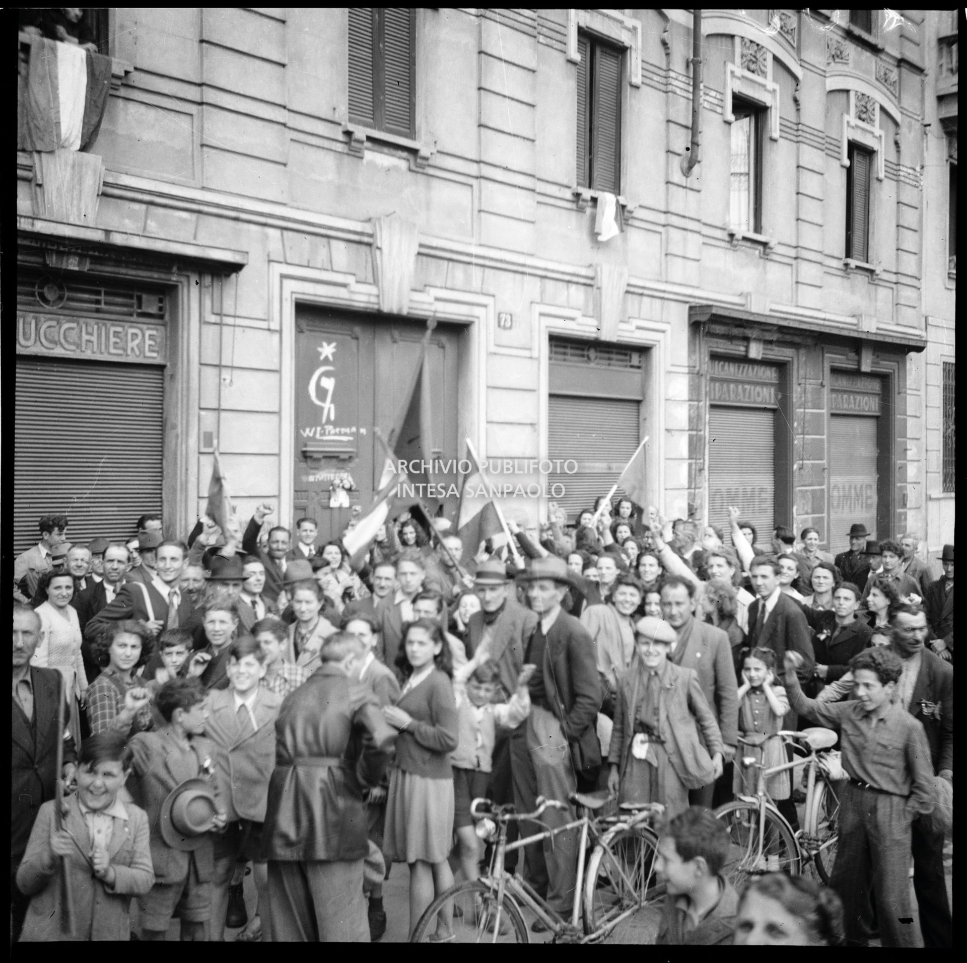 Popolazione per strada a Milano nelle giornate dell'insurrezione generale