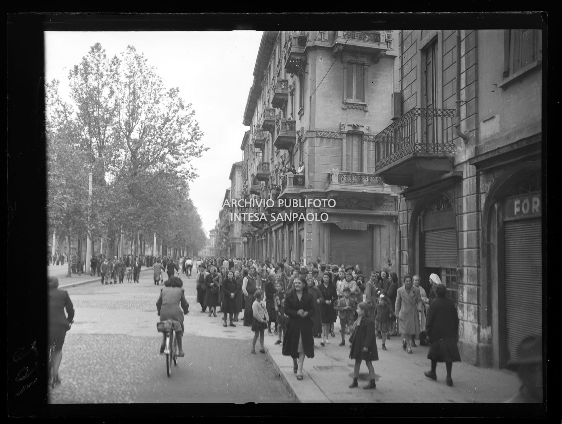 Popolazione per strada a Milano nelle giornate dell'insurrezione generale