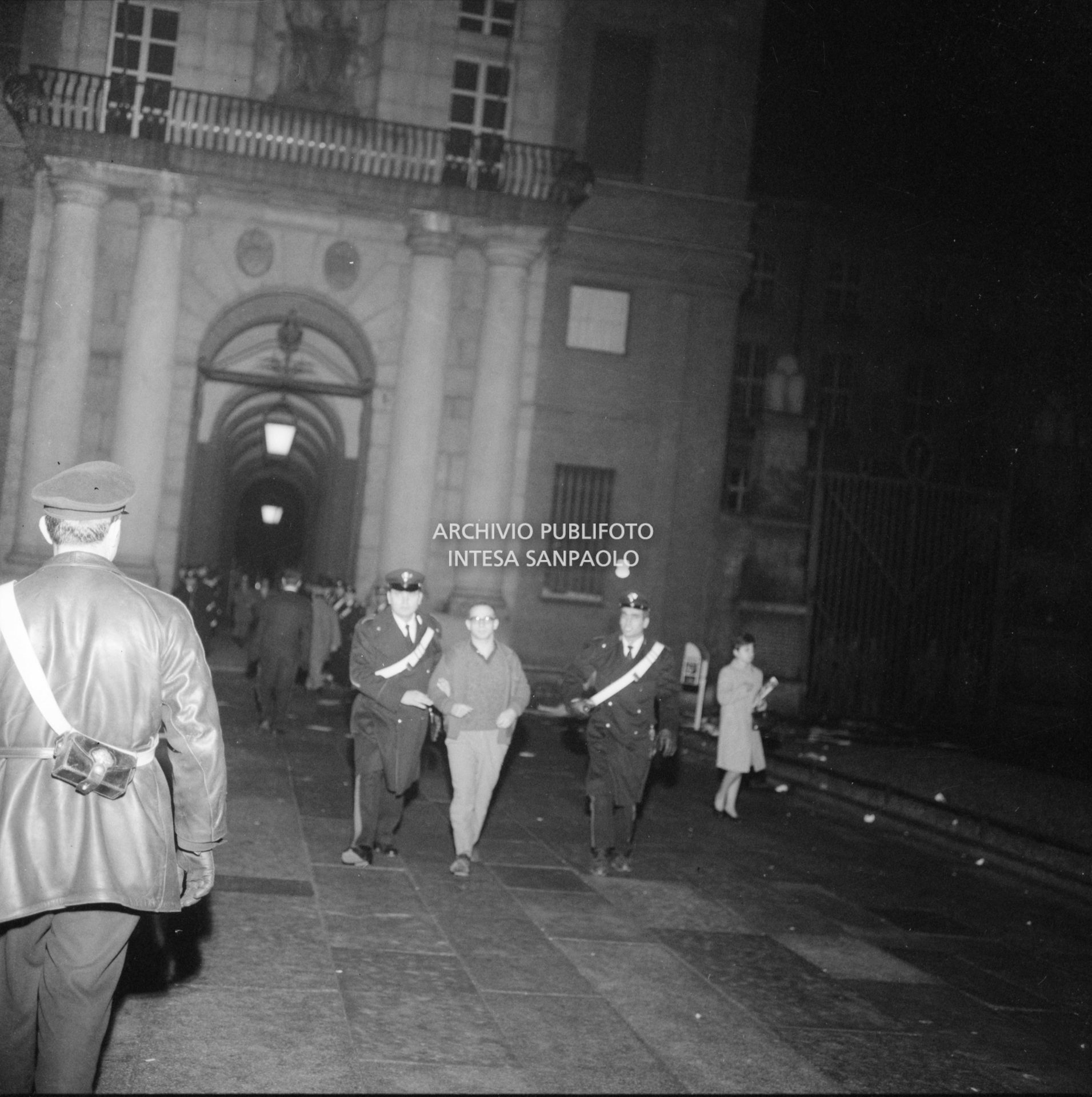 Carabinieri all'esterno dell'Università Cattolica di Milano accompagnano un uomo dopo aver sgomberato l'istituto dopo l'occupazione da parte degli studenti