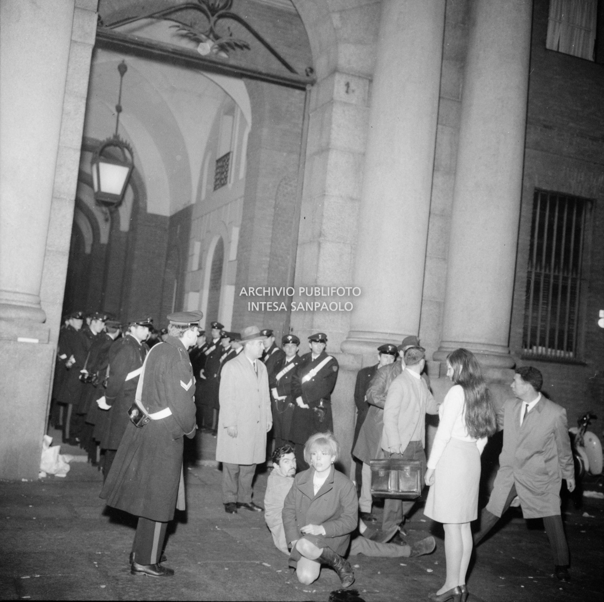 Irruzione notturna di carabinieri e polizia all'Università Cattolica di Milano per sgomberarla dopo l'occupazione da parte degli studenti