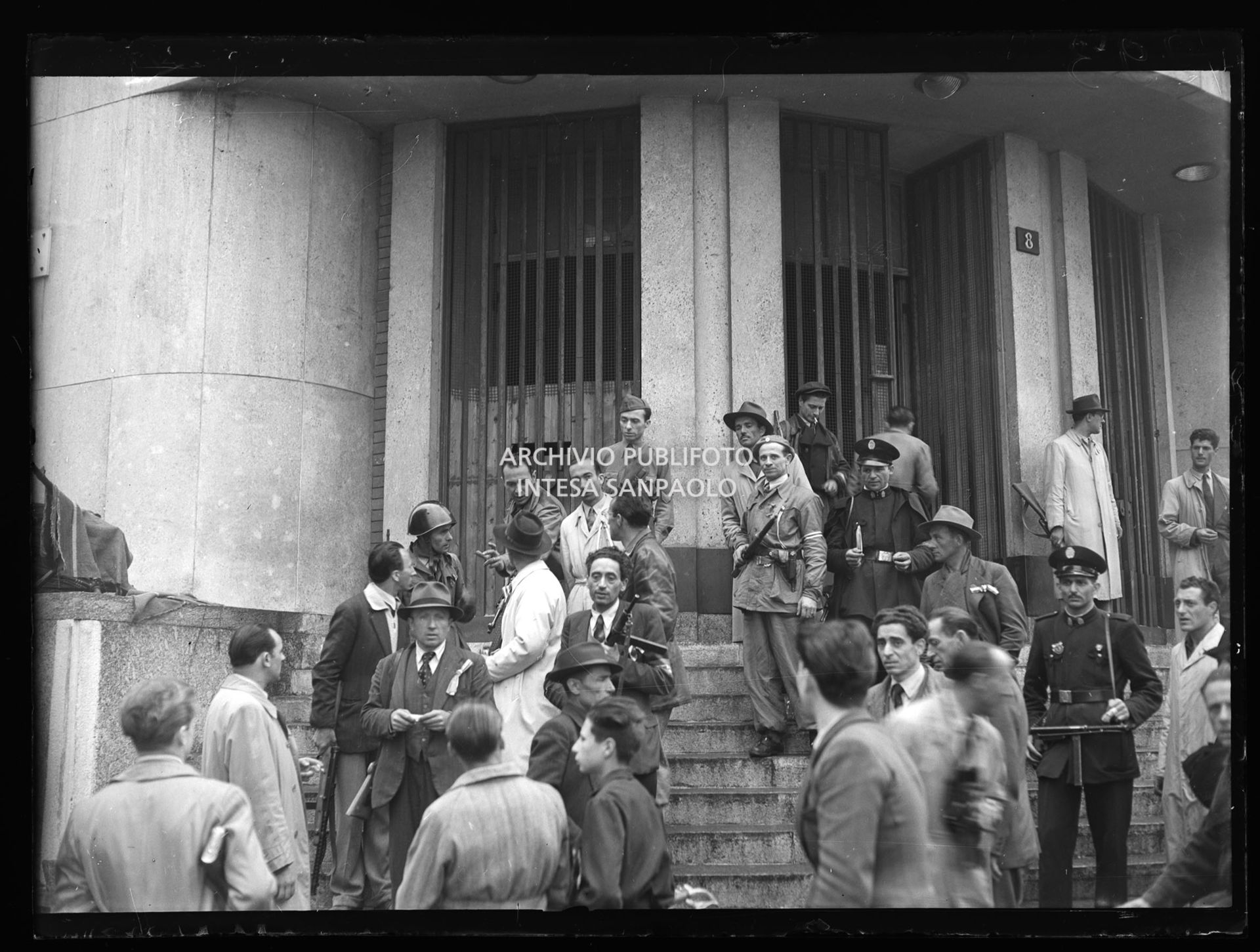 Insurrezione generale a Milano: Casa del Fascio del gruppo rionale "D'Annunzio" in piazzale Tommaso di Savoia (oggi piazza Venticinque Aprile) occupata dai partigiani e dalle forze del C.V.L. (Copro Volontari della Libertà)