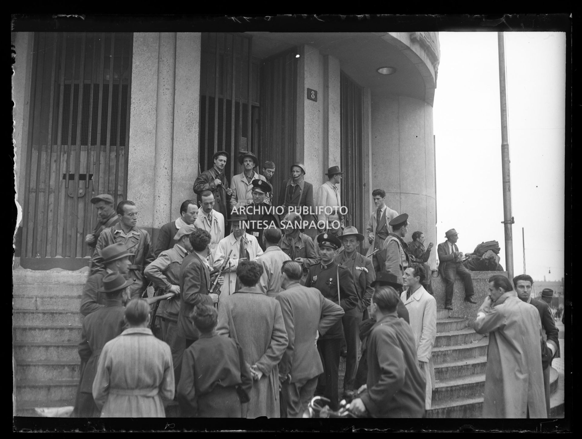 Insurrezione generale a Milano: Casa del Fascio del gruppo rionale "D'Annunzio" in piazzale Tommaso di Savoia (oggi piazza Venticinque Aprile) occupata dai partigiani e dalle forze del C.V.L. (Copro Volontari della Libertà)