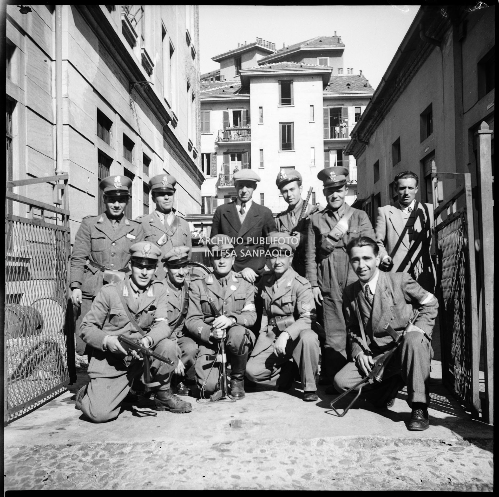 Foto ricordo dei militari della Guardia di Finanza nell'autorimessa della caserma Cinque Giornate in via Melchiorre Gioia