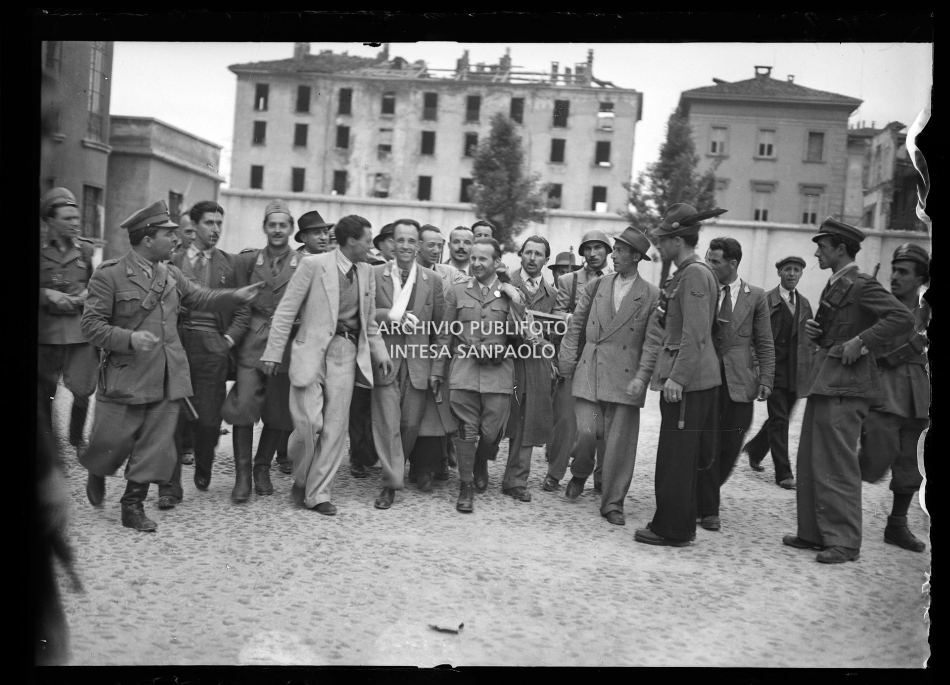 Il colonnello Alfredo Malgeri, comandante della Legione delle Fiamme Gialle -a sinistra dell'uomo con il braccio al collo-  in una foto di gruppo alla caserma Cinque Giornate in via Melchiorre Gioia