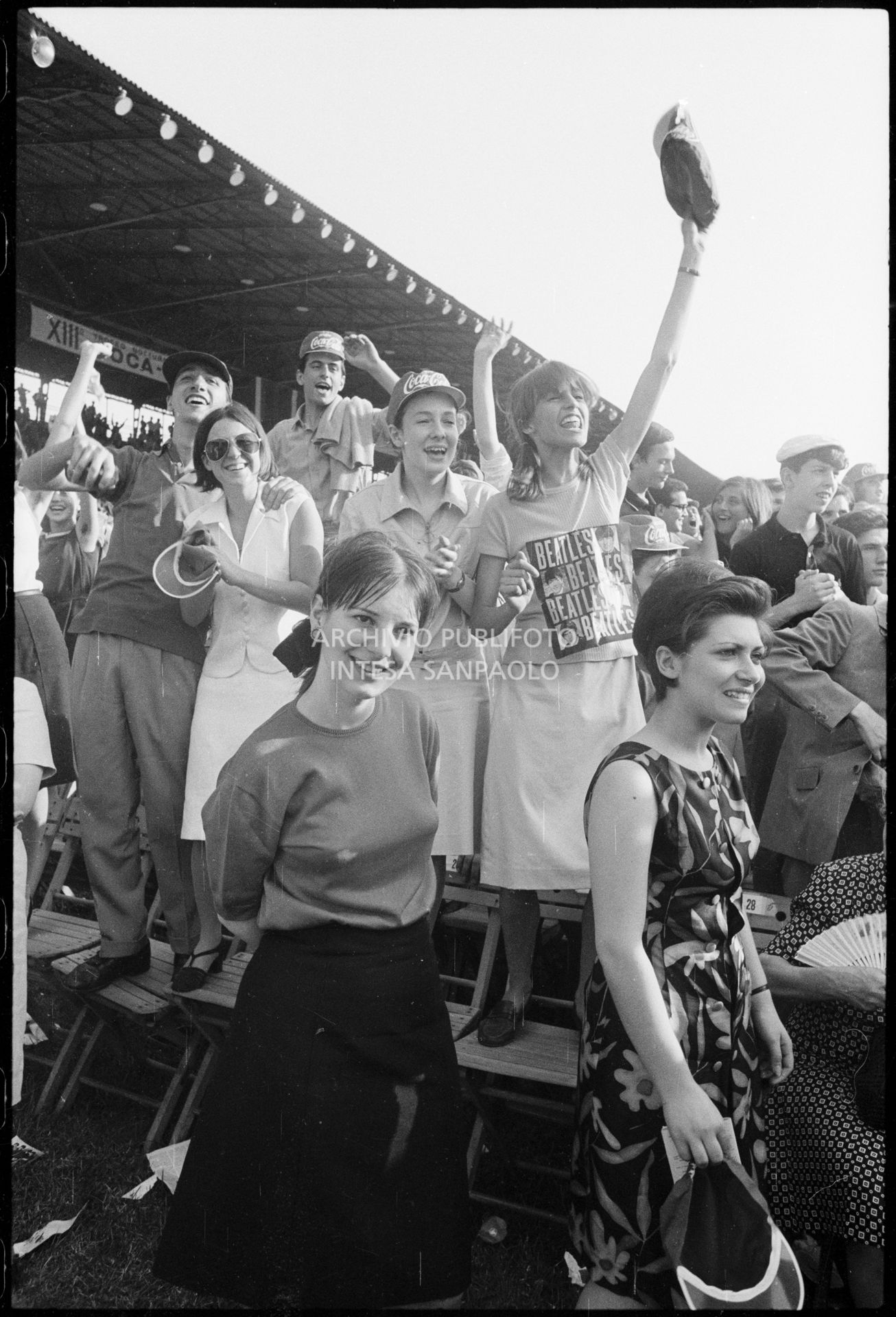 Fan scatenati, in piedi sulle sedie, al concerto pomeridiano dei Beatles al Vigorelli di Milano